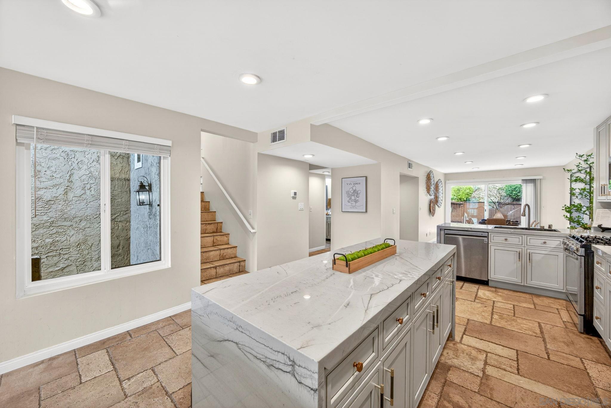 Detail Gallery Image 11 of 65 For 6992  Camino Degrazia, San Diego,  CA 92111 - 3 Beds | 3 Baths