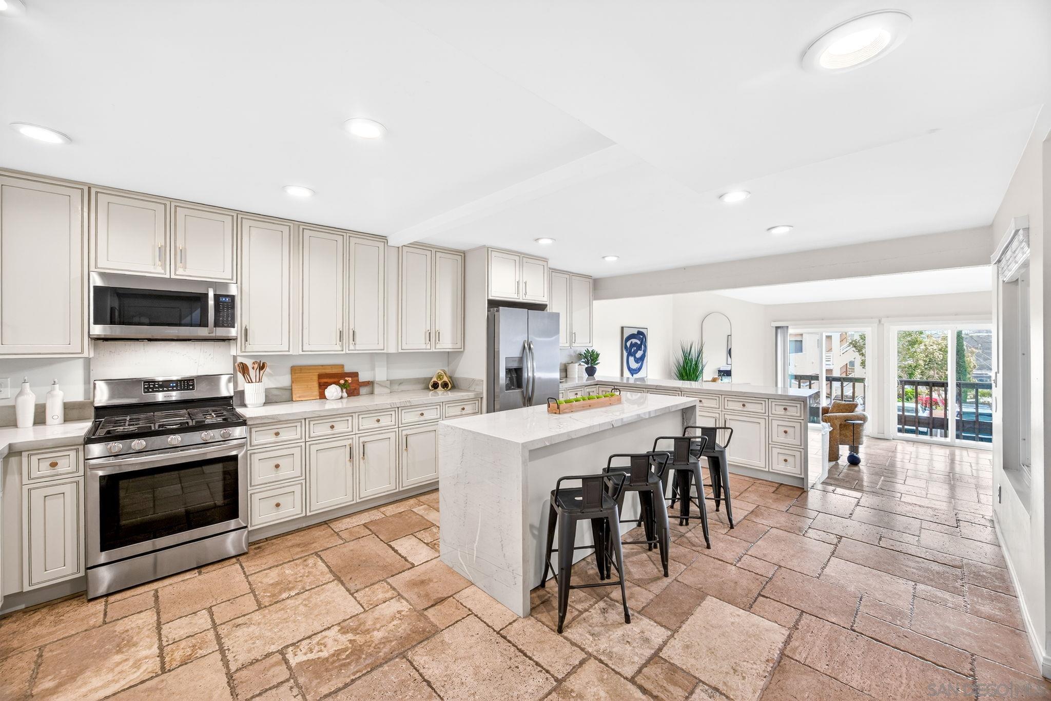 Detail Gallery Image 12 of 65 For 6992  Camino Degrazia, San Diego,  CA 92111 - 3 Beds | 3 Baths