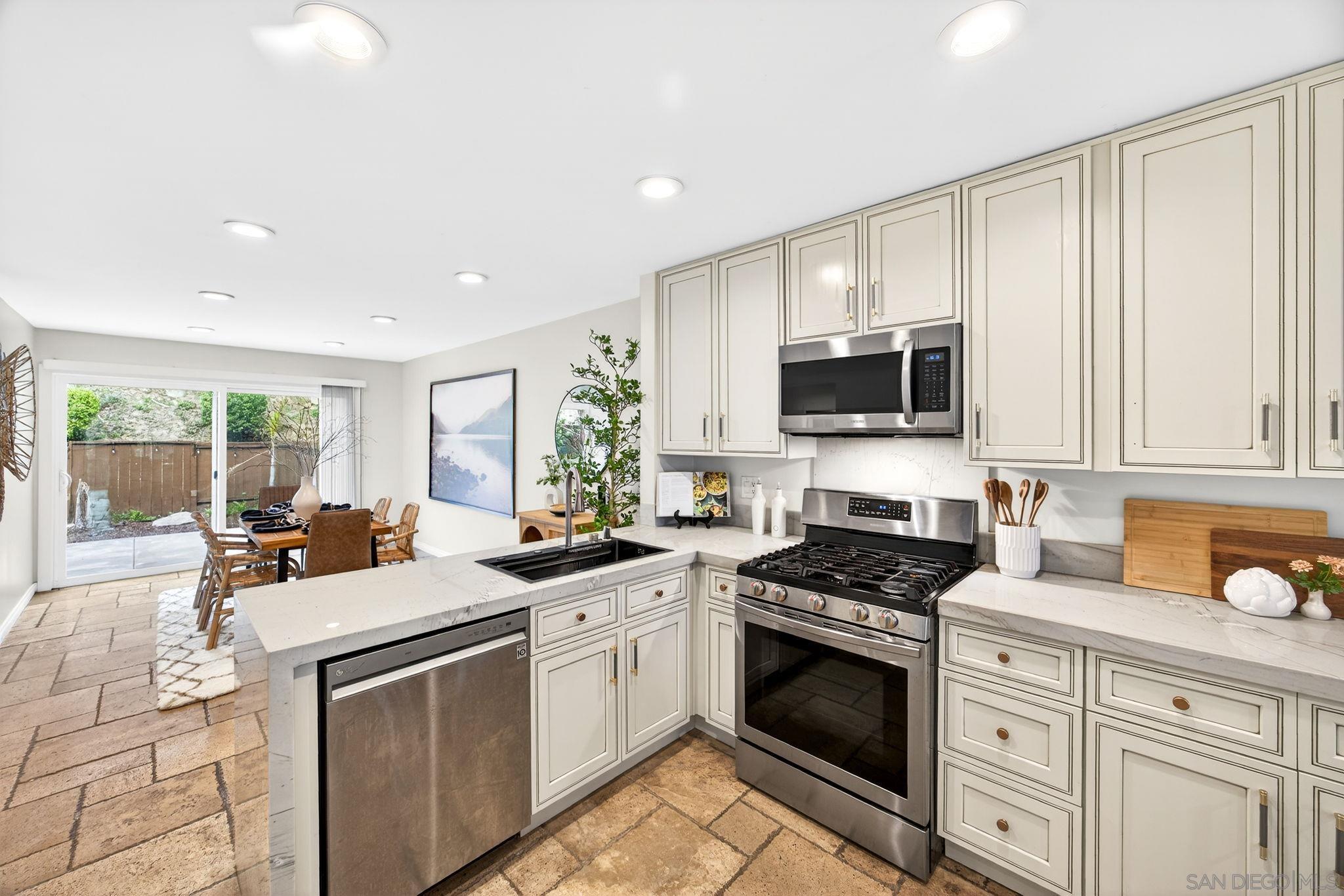 Detail Gallery Image 16 of 65 For 6992  Camino Degrazia, San Diego,  CA 92111 - 3 Beds | 3 Baths