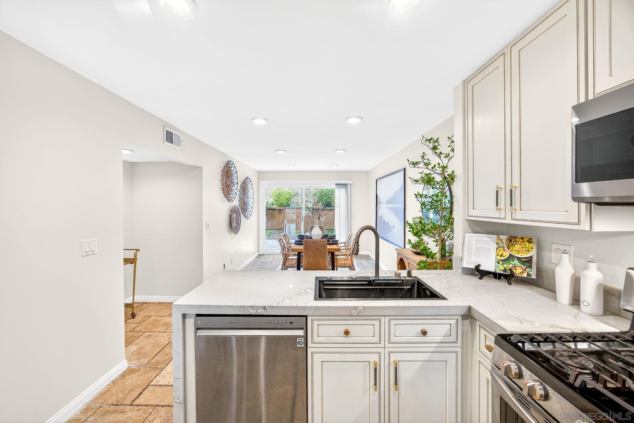 Detail Gallery Image 17 of 65 For 6992  Camino Degrazia, San Diego,  CA 92111 - 3 Beds | 3 Baths