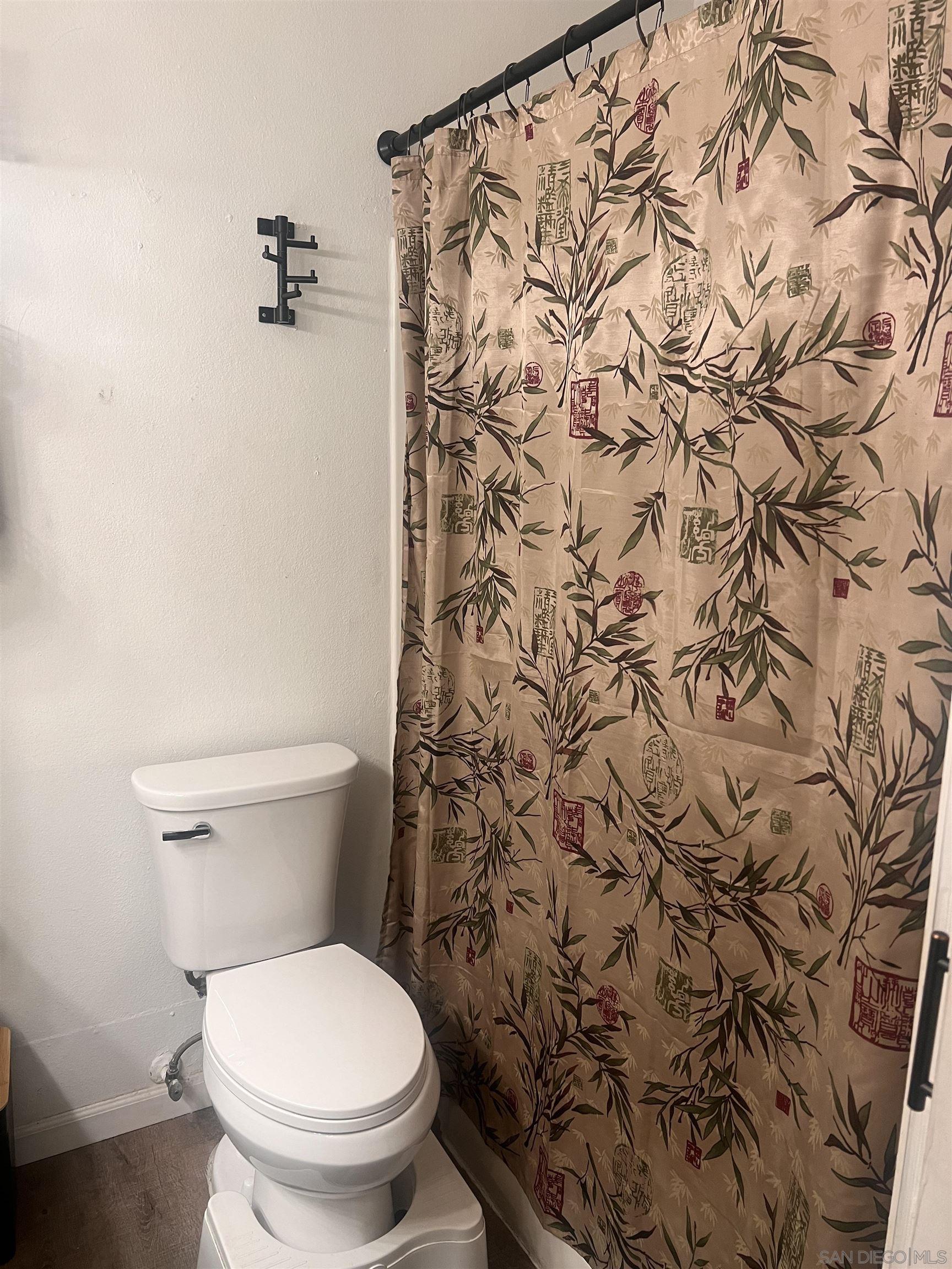 Detail Gallery Image 7 of 10 For 1374  Leaf Terrace, San Diego,  CA 92114 - 3 Beds | 2 Baths