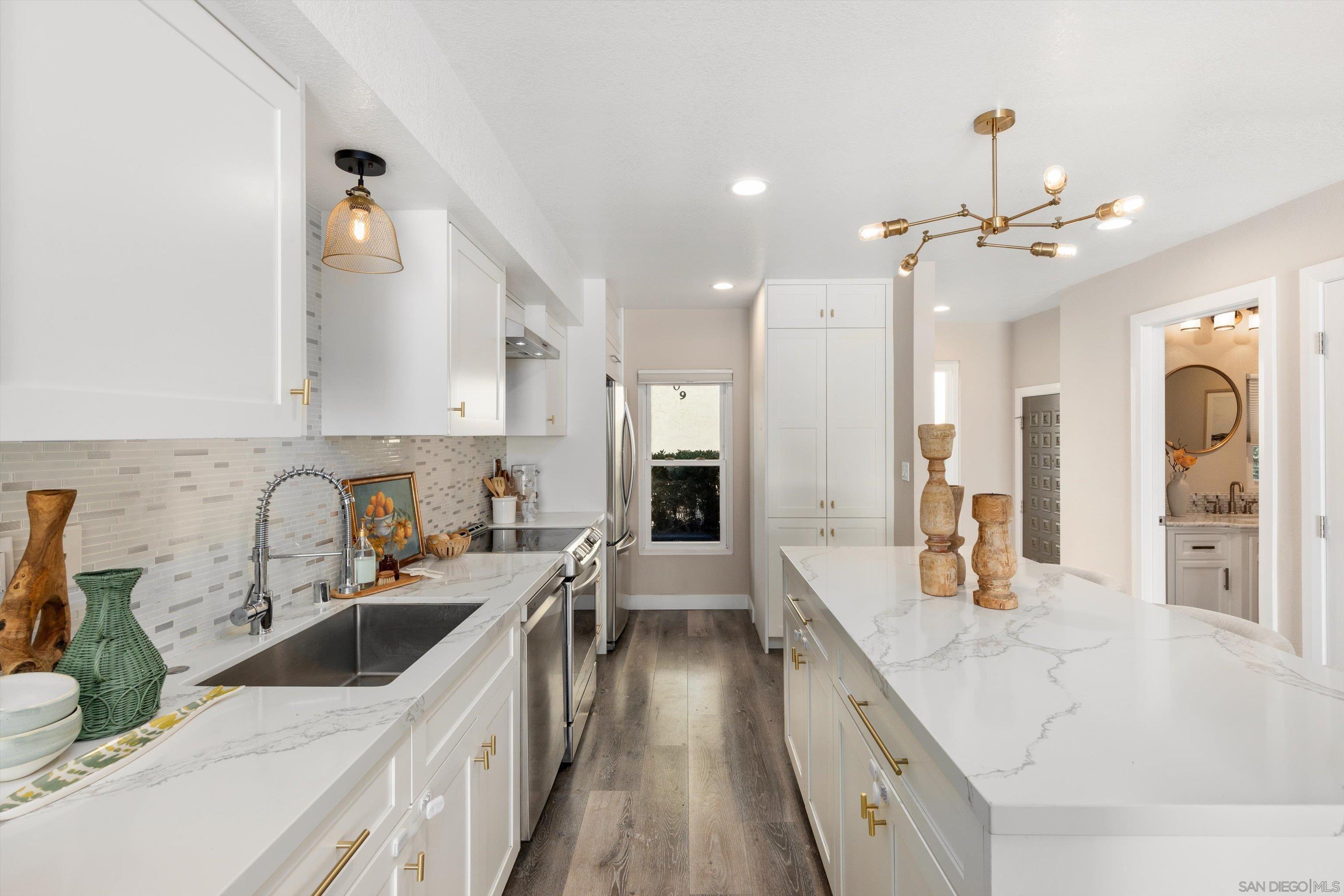 Detail Gallery Image 5 of 44 For 1913  Alga Rd  a,  Carlsbad,  CA 92009 - 2 Beds | 2/1 Baths