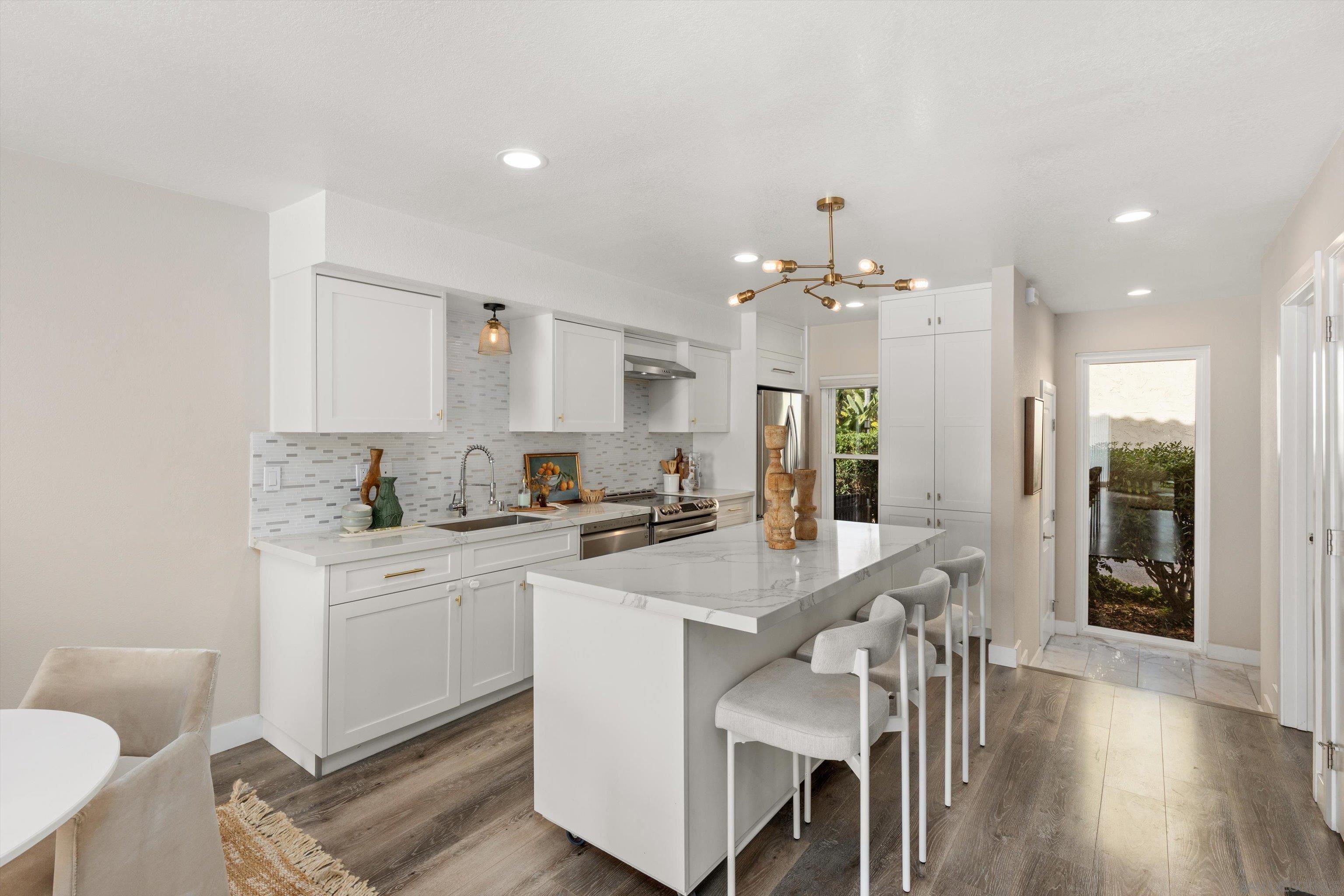 Detail Gallery Image 6 of 44 For 1913  Alga Rd  a,  Carlsbad,  CA 92009 - 2 Beds | 2/1 Baths