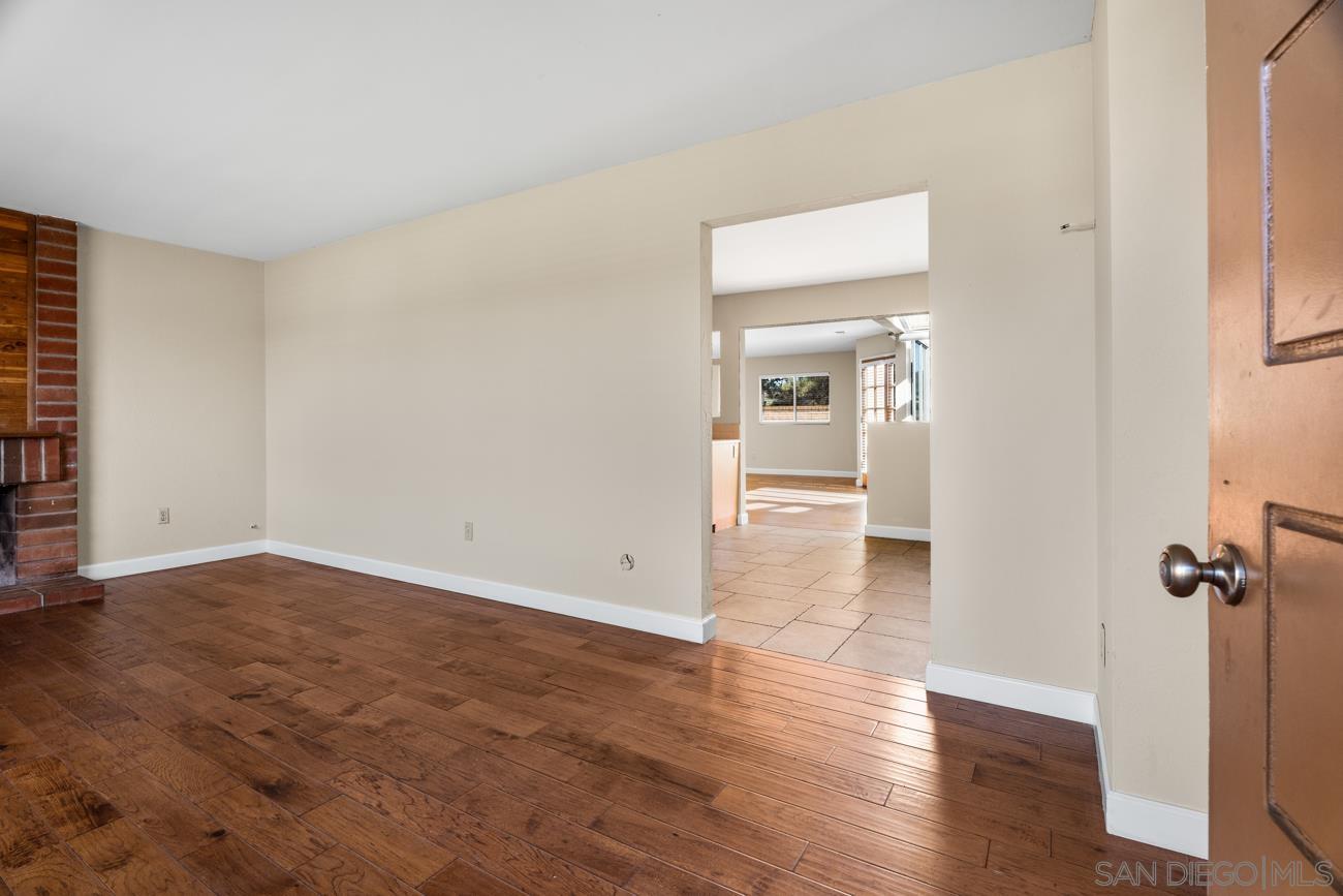 Detail Gallery Image 4 of 26 For 11231  Pegasus Ave, San Diego,  CA 92126 - 3 Beds | 2 Baths