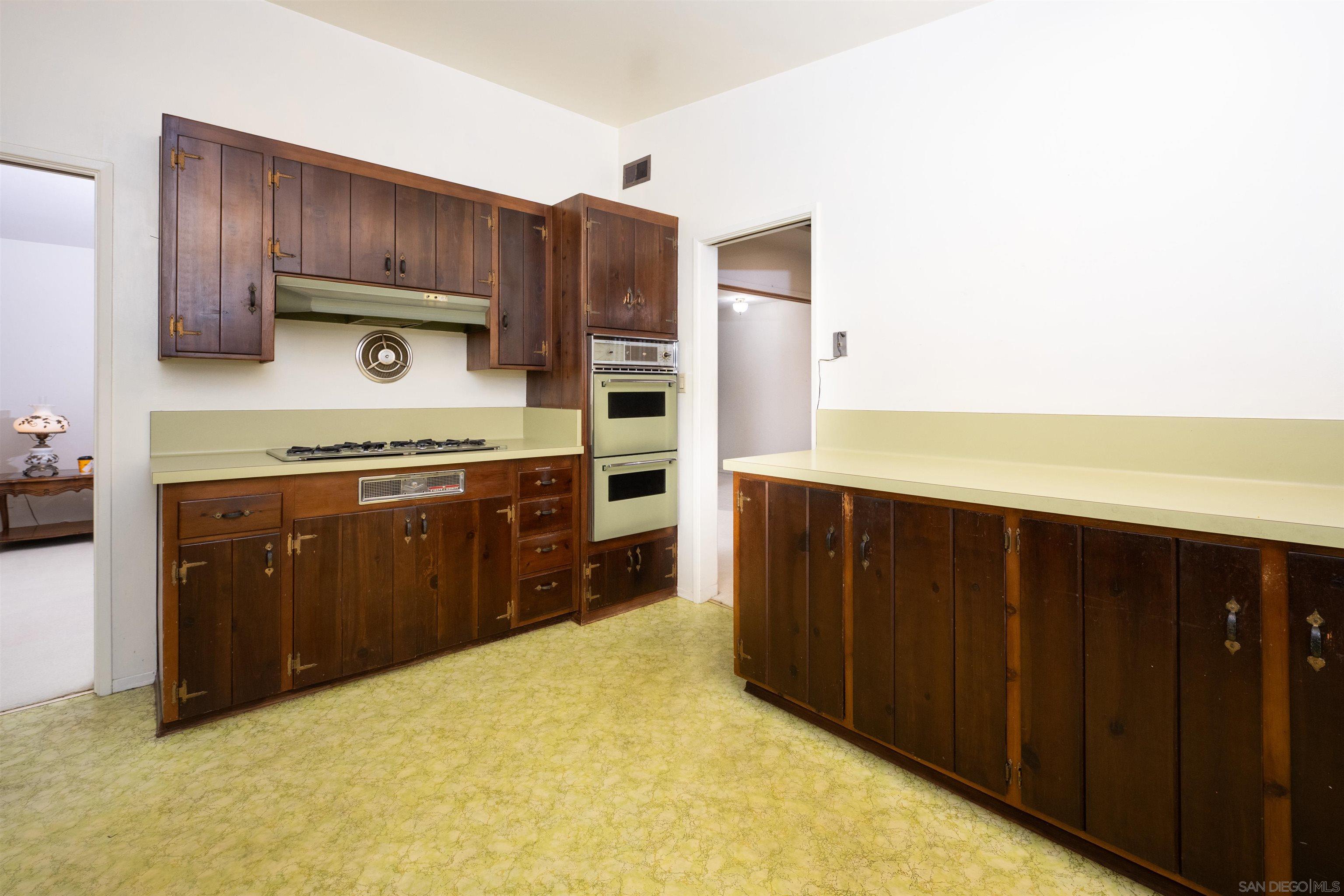 Detail Gallery Image 7 of 30 For 2550  Greyling Dr., San Diego,  CA 92123 - 3 Beds | 2 Baths