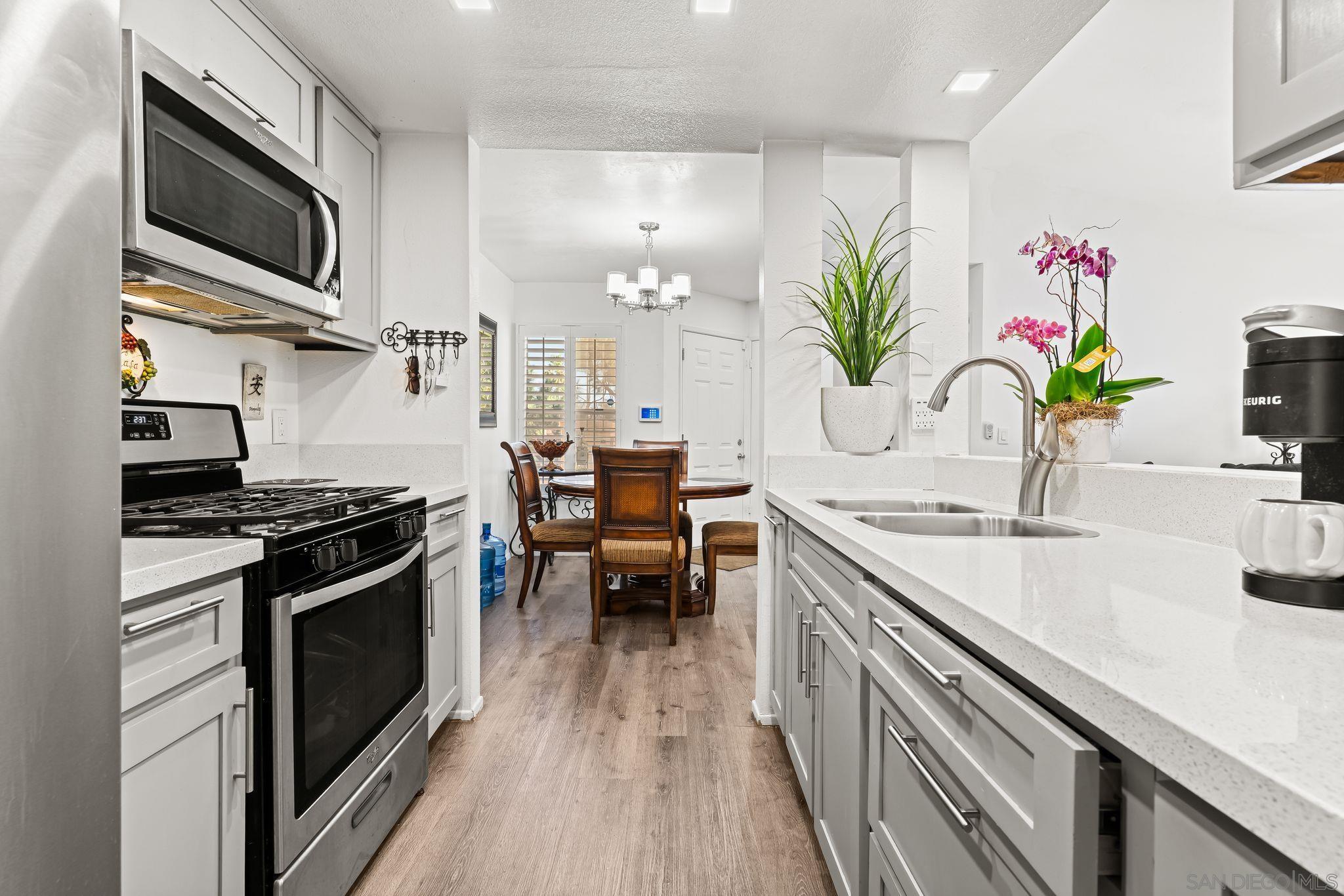 Detail Gallery Image 2 of 26 For 2085  Lakeridge Cir  #203,  Chula Vista,  CA 91913 - 2 Beds | 2 Baths