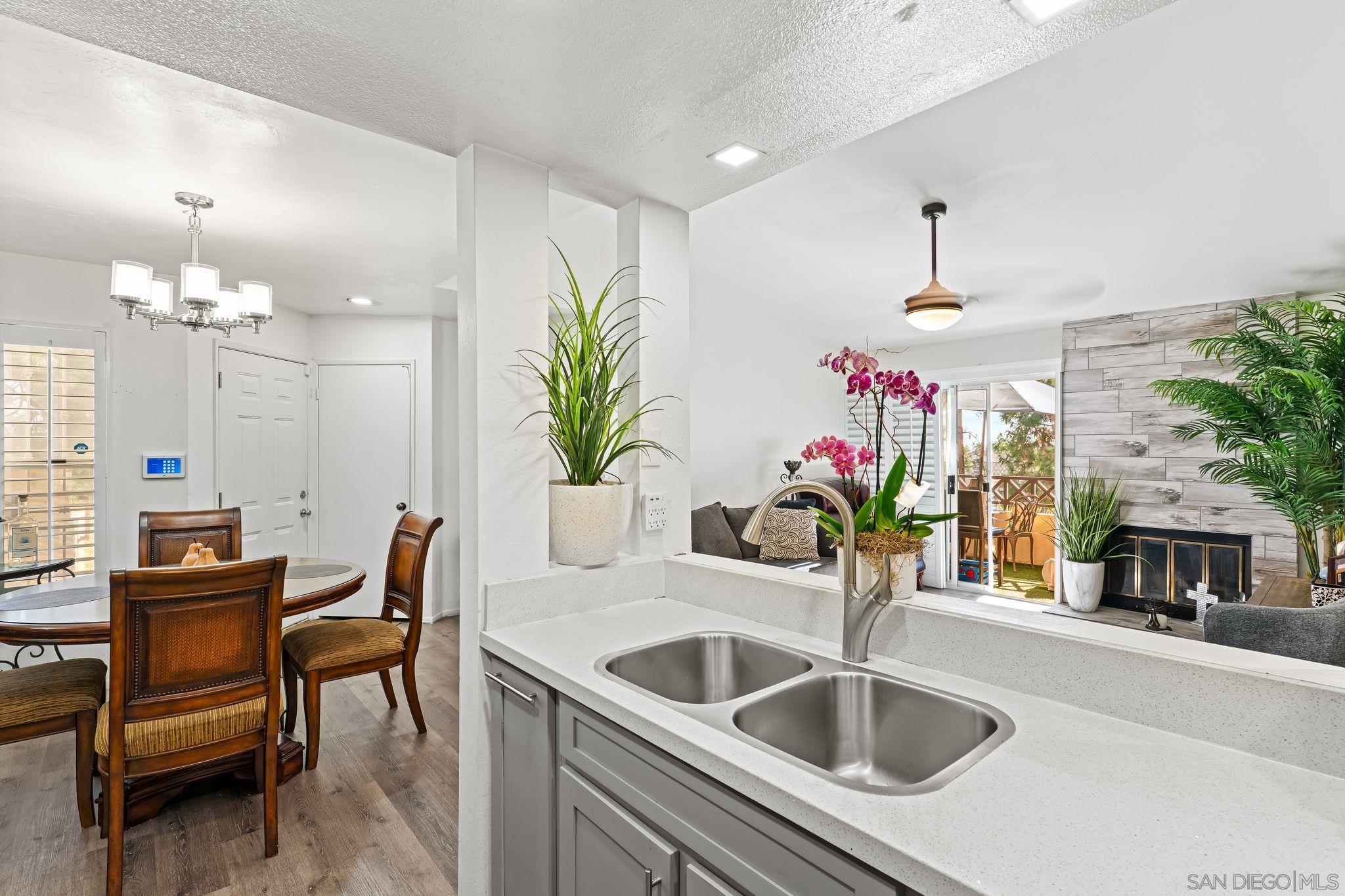 Detail Gallery Image 3 of 26 For 2085  Lakeridge Cir  #203,  Chula Vista,  CA 91913 - 2 Beds | 2 Baths