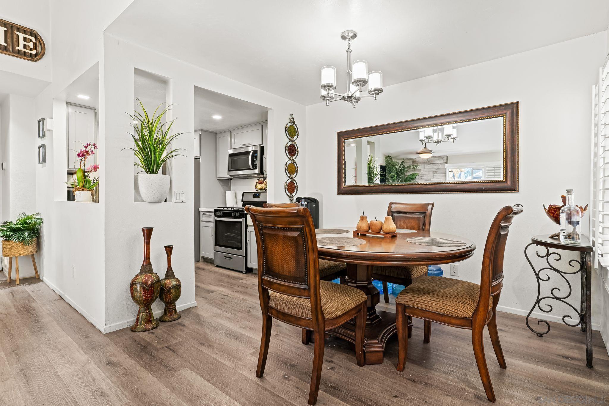 Detail Gallery Image 5 of 26 For 2085  Lakeridge Cir  #203,  Chula Vista,  CA 91913 - 2 Beds | 2 Baths