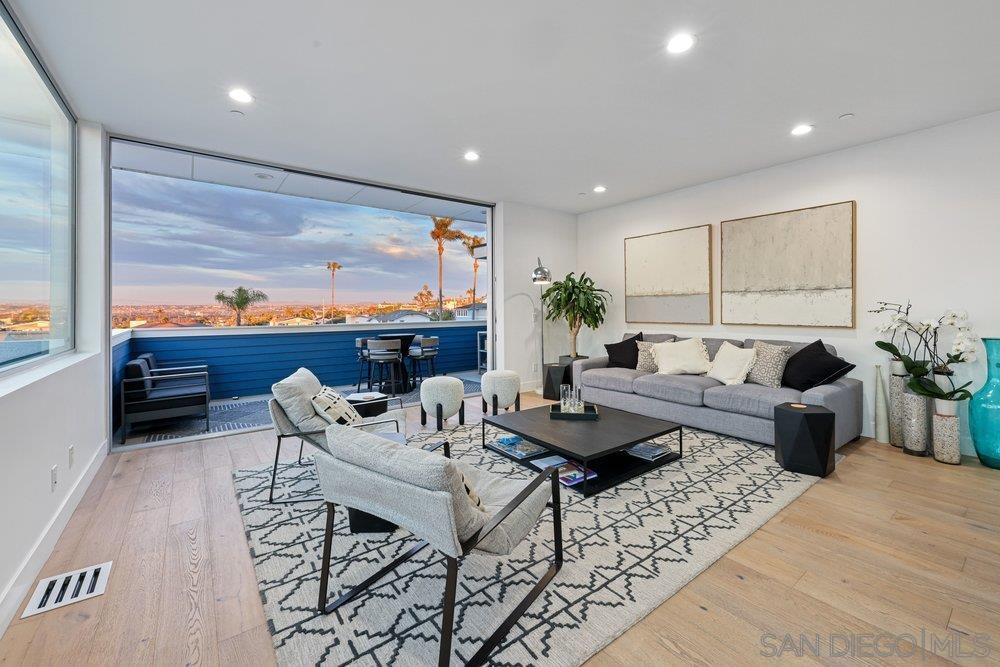 Detail Gallery Image 17 of 49 For 4545 Newport  Ave, San Diego,  CA 92107 - 4 Beds | 3/1 Baths