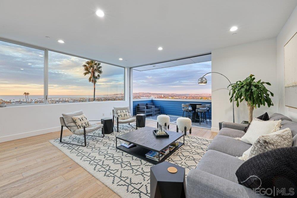 Detail Gallery Image 8 of 43 For 4545 Newport  Ave, San Diego,  CA 92107 - 4 Beds | 3/1 Baths