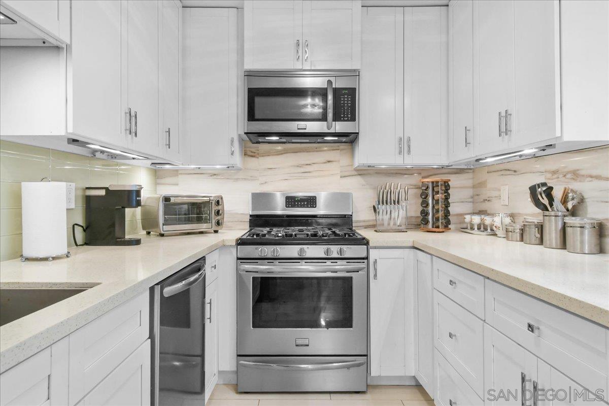 Detail Gallery Image 3 of 13 For 13754  Mango Drive  #123,  Del Mar,  CA 92014 - 1 Beds | 1 Baths