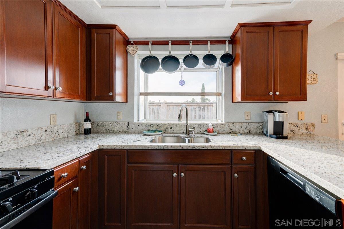 Detail Gallery Image 2 of 31 For 2123  Fiori Dr, Vista,  CA 92084 - 2 Beds | 2 Baths