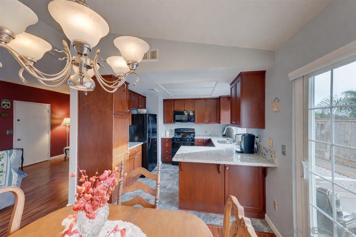 Detail Gallery Image 3 of 31 For 2123  Fiori Dr, Vista,  CA 92084 - 2 Beds | 2 Baths