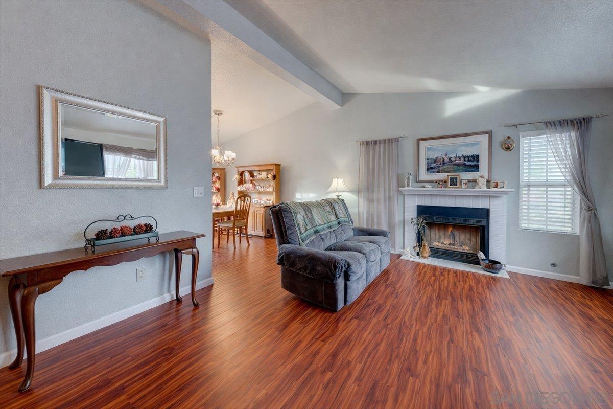 Detail Gallery Image 4 of 31 For 2123  Fiori Dr, Vista,  CA 92084 - 2 Beds | 2 Baths