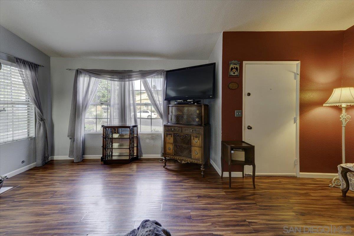 Detail Gallery Image 5 of 31 For 2123  Fiori Dr, Vista,  CA 92084 - 2 Beds | 2 Baths