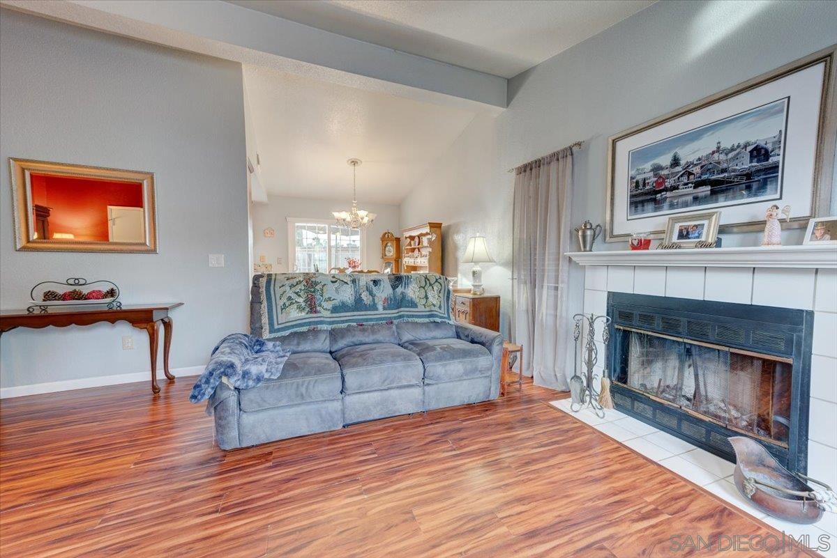 Detail Gallery Image 7 of 31 For 2123  Fiori Dr, Vista,  CA 92084 - 2 Beds | 2 Baths