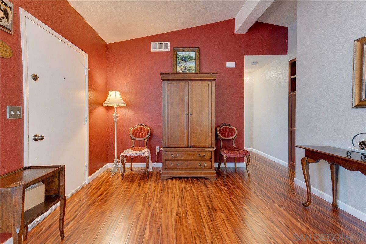 Detail Gallery Image 8 of 31 For 2123  Fiori Dr, Vista,  CA 92084 - 2 Beds | 2 Baths