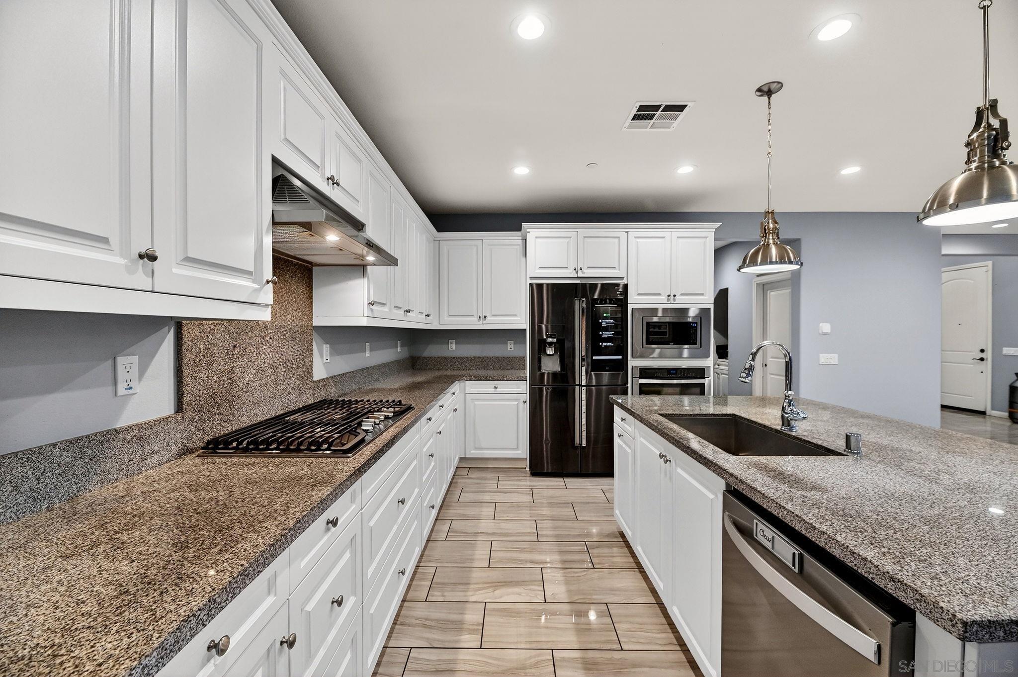 Detail Gallery Image 7 of 49 For 971  Camino Levante, Chula Vista,  CA 91913 - 5 Beds | 3/1 Baths