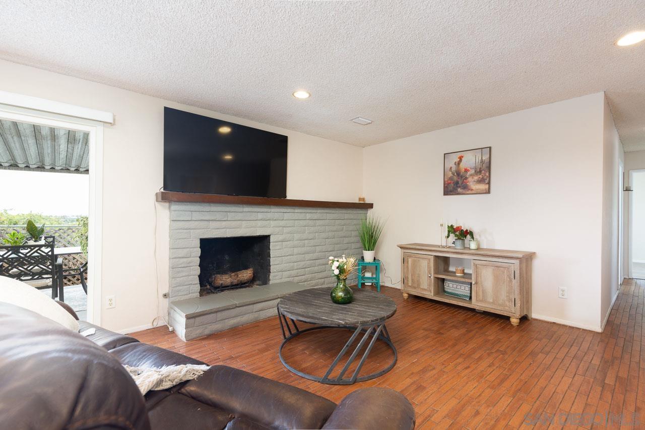 Detail Gallery Image 4 of 34 For 730  Lonsdale Ln, Vista,  CA 92084 - 4 Beds | 2 Baths