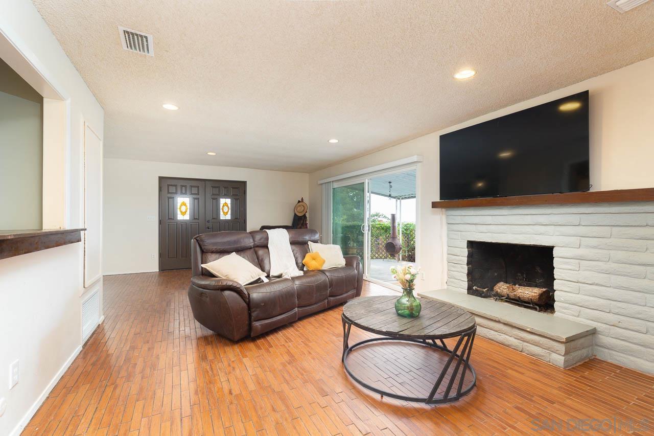 Detail Gallery Image 5 of 33 For 730  Lonsdale Ln, Vista,  CA 92084 - 4 Beds | 2 Baths