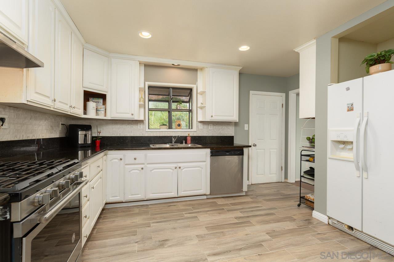 Detail Gallery Image 9 of 33 For 730  Lonsdale Ln, Vista,  CA 92084 - 4 Beds | 2 Baths