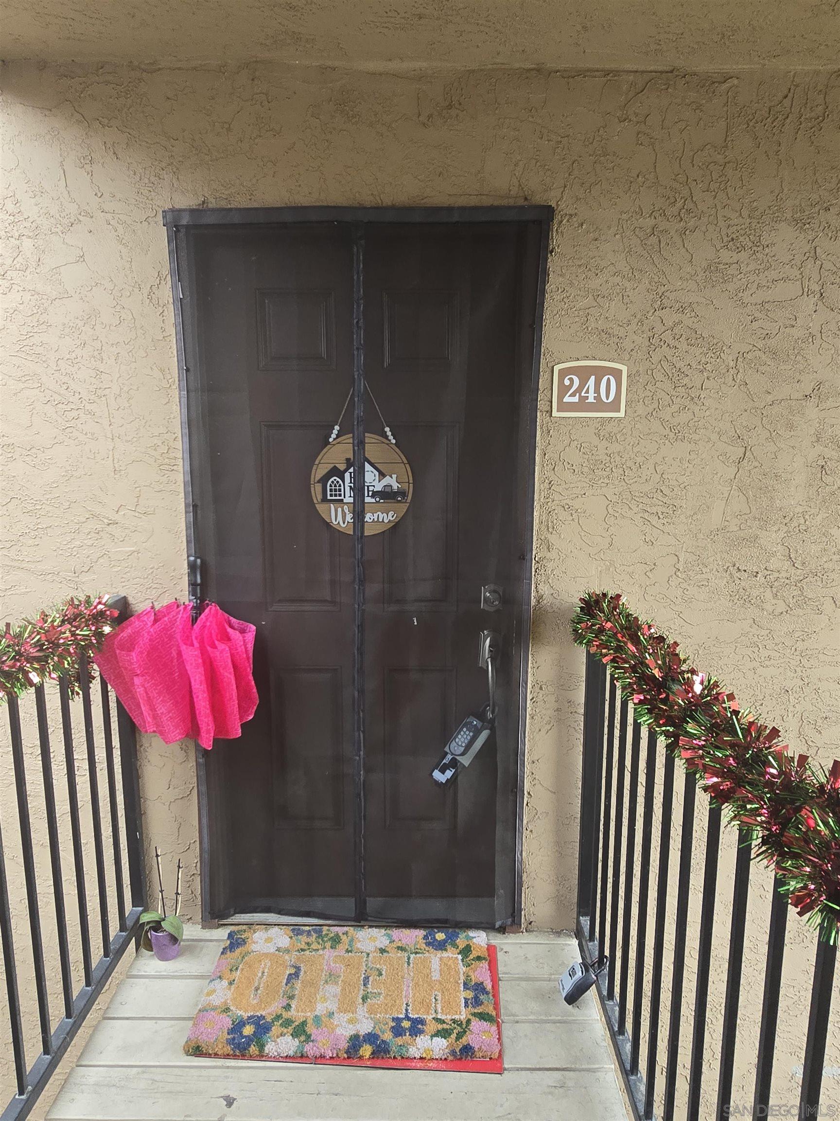 Detail Gallery Image 3 of 21 For 1050  Rock Springs Rd  #240,  Escondido,  CA 92026 - 2 Beds | 1 Baths