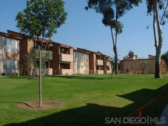 Detail Gallery Image 4 of 21 For 1050  Rock Springs Rd  #240,  Escondido,  CA 92026 - 2 Beds | 1 Baths