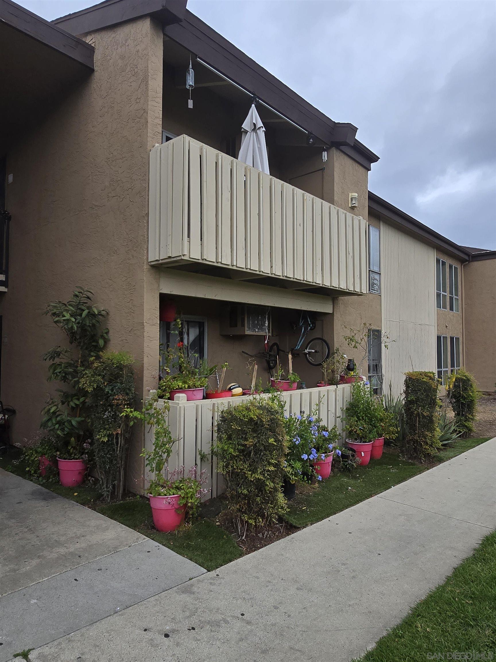 Detail Gallery Image 5 of 21 For 1050  Rock Springs Rd  #240,  Escondido,  CA 92026 - 2 Beds | 1 Baths