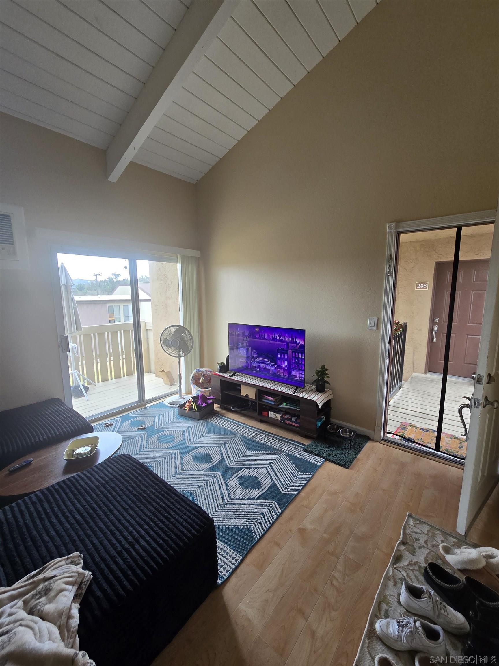 Detail Gallery Image 8 of 21 For 1050  Rock Springs Rd  #240,  Escondido,  CA 92026 - 2 Beds | 1 Baths