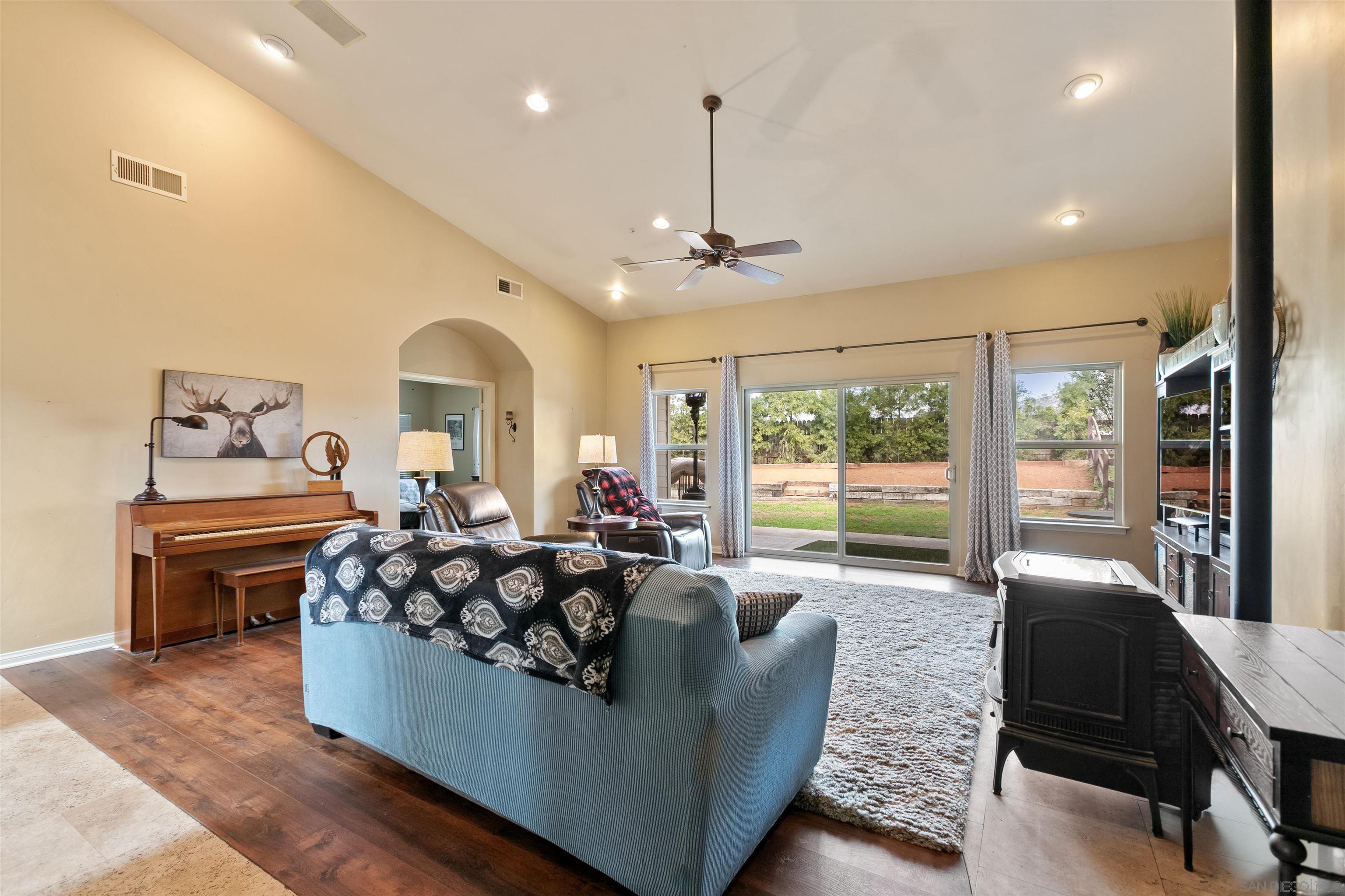 Detail Gallery Image 9 of 44 For 15336  Mesa Estates Ct, Ramona,  CA 92065 - 4 Beds | 4 Baths