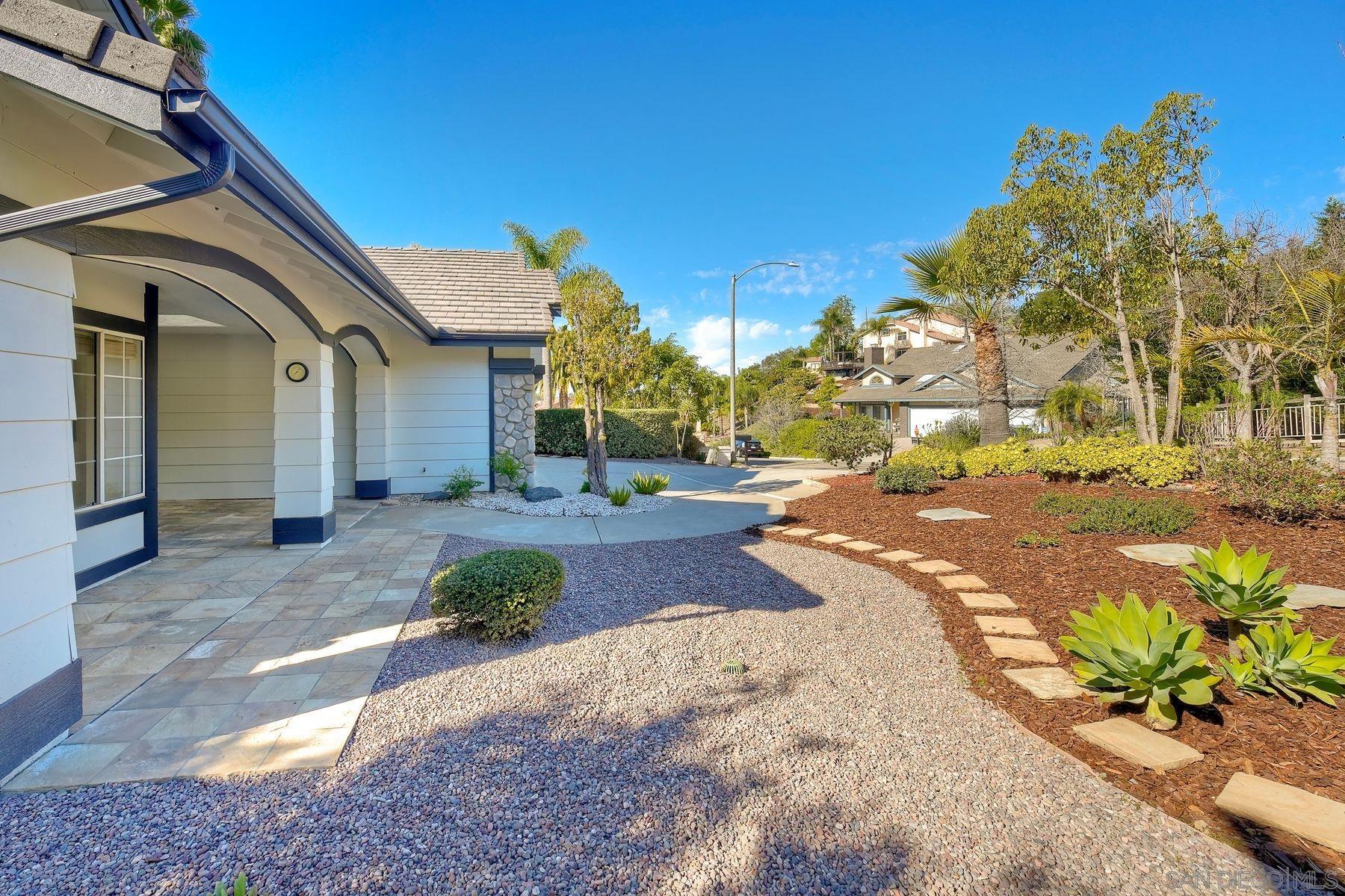 Detail Gallery Image 4 of 48 For 2785  Canyon Oak Pl, Escondido,  CA 92029 - 4 Beds | 2 Baths