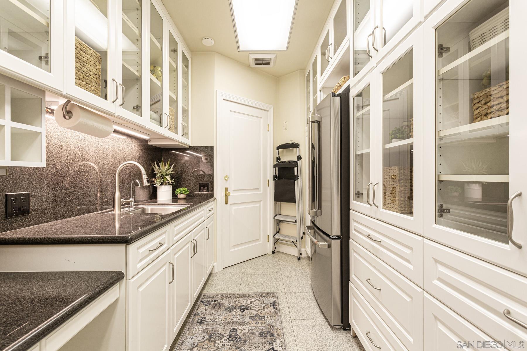 Detail Gallery Image 45 of 64 For 700  Front St  #801/807,  San Diego,  CA 92101 - 4 Beds | 2/1 Baths