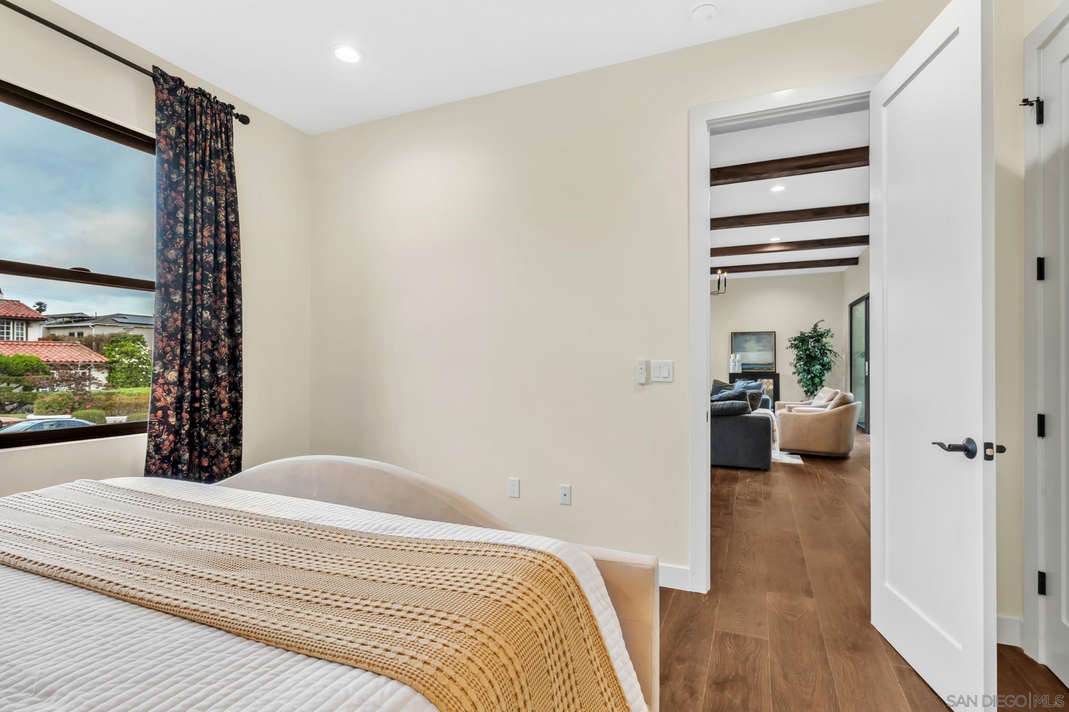 Detail Gallery Image 10 of 57 For 3345  Elliott St, San Diego,  CA 92106 - 4 Beds | 4 Baths