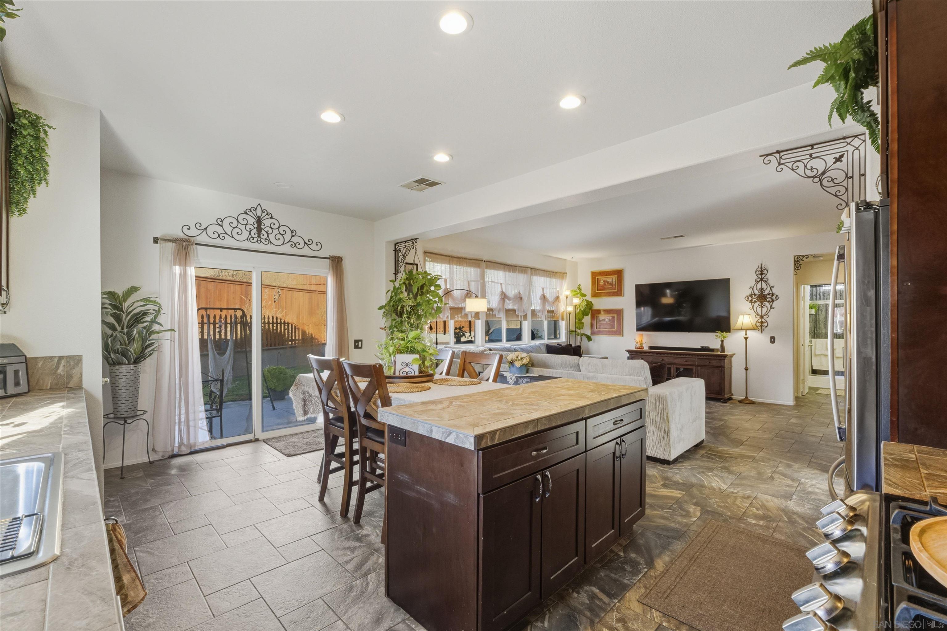 Detail Gallery Image 8 of 45 For 36635  Ponderosa Ct, Murrieta,  CA 92563 - 6 Beds | 3 Baths