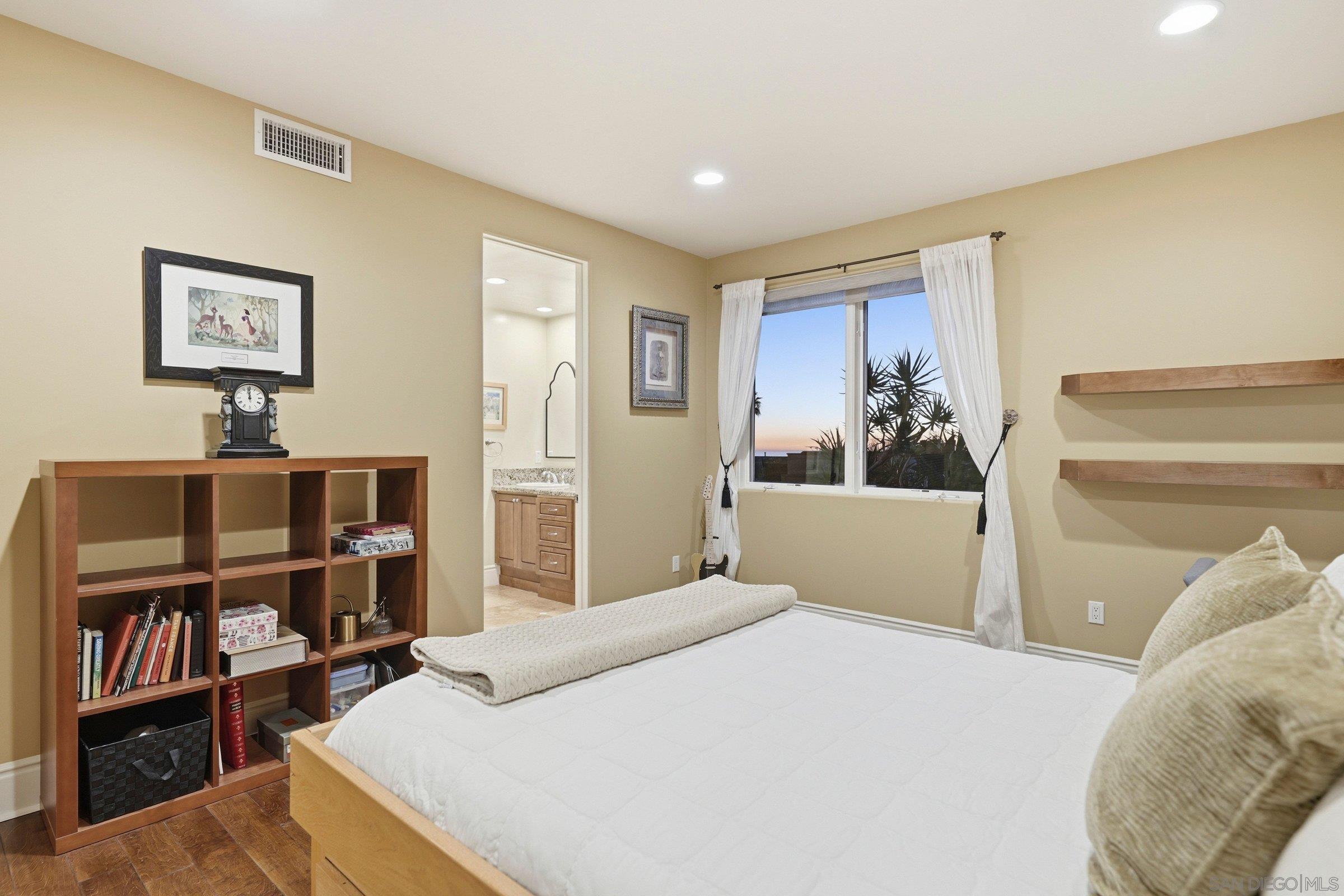 Detail Gallery Image 30 of 54 For 1690  Gascony Rd, Encinitas,  CA 92024 - 6 Beds | 4/1 Baths