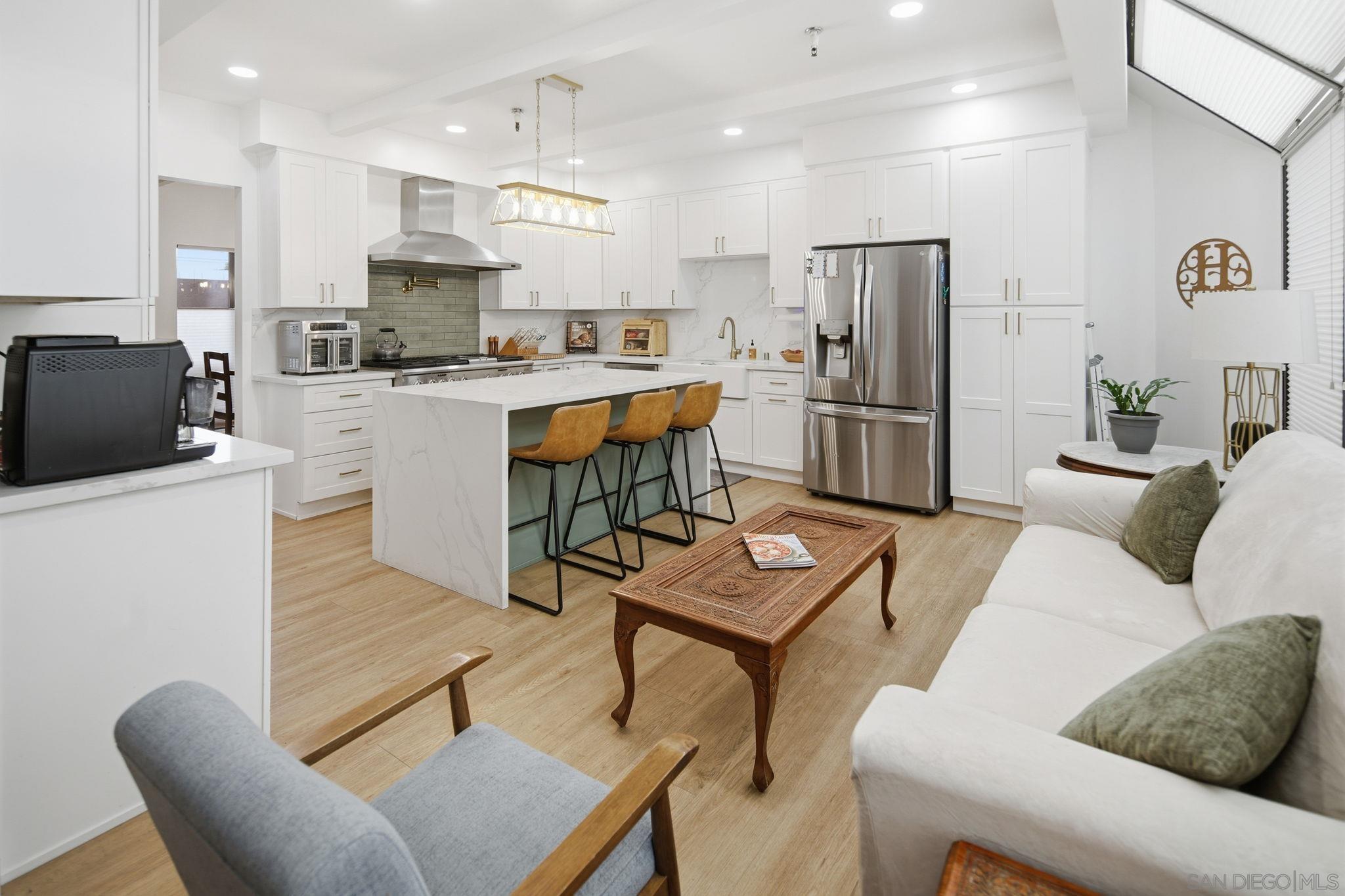 Detail Gallery Image 3 of 40 For 835  D Avenue  #5,  Coronado,  CA 92118 - 3 Beds | 2/1 Baths