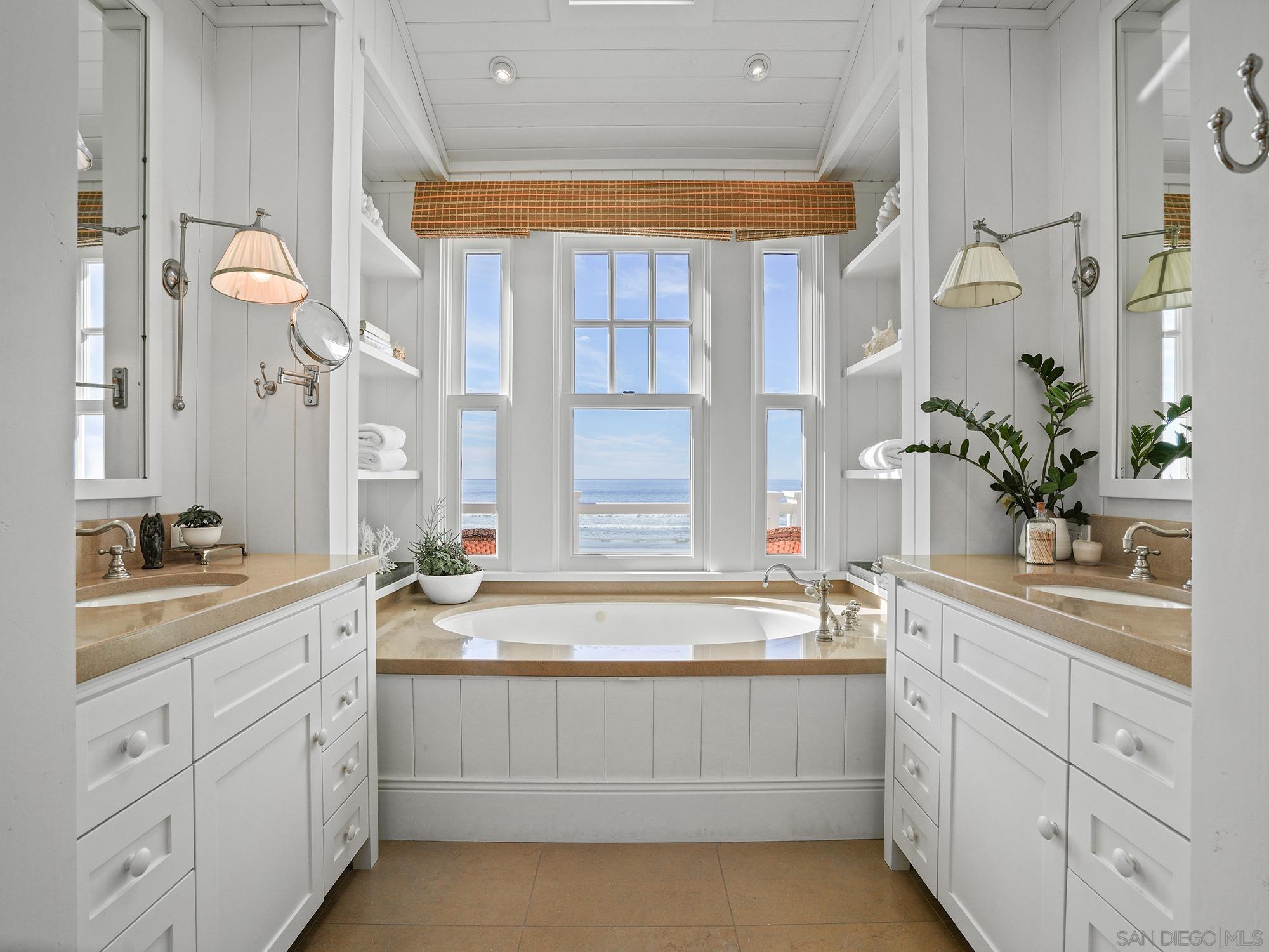 Detail Gallery Image 9 of 28 For 2720  Ocean Front, Del Mar,  CA 92014 - 7 Beds | 7/2 Baths