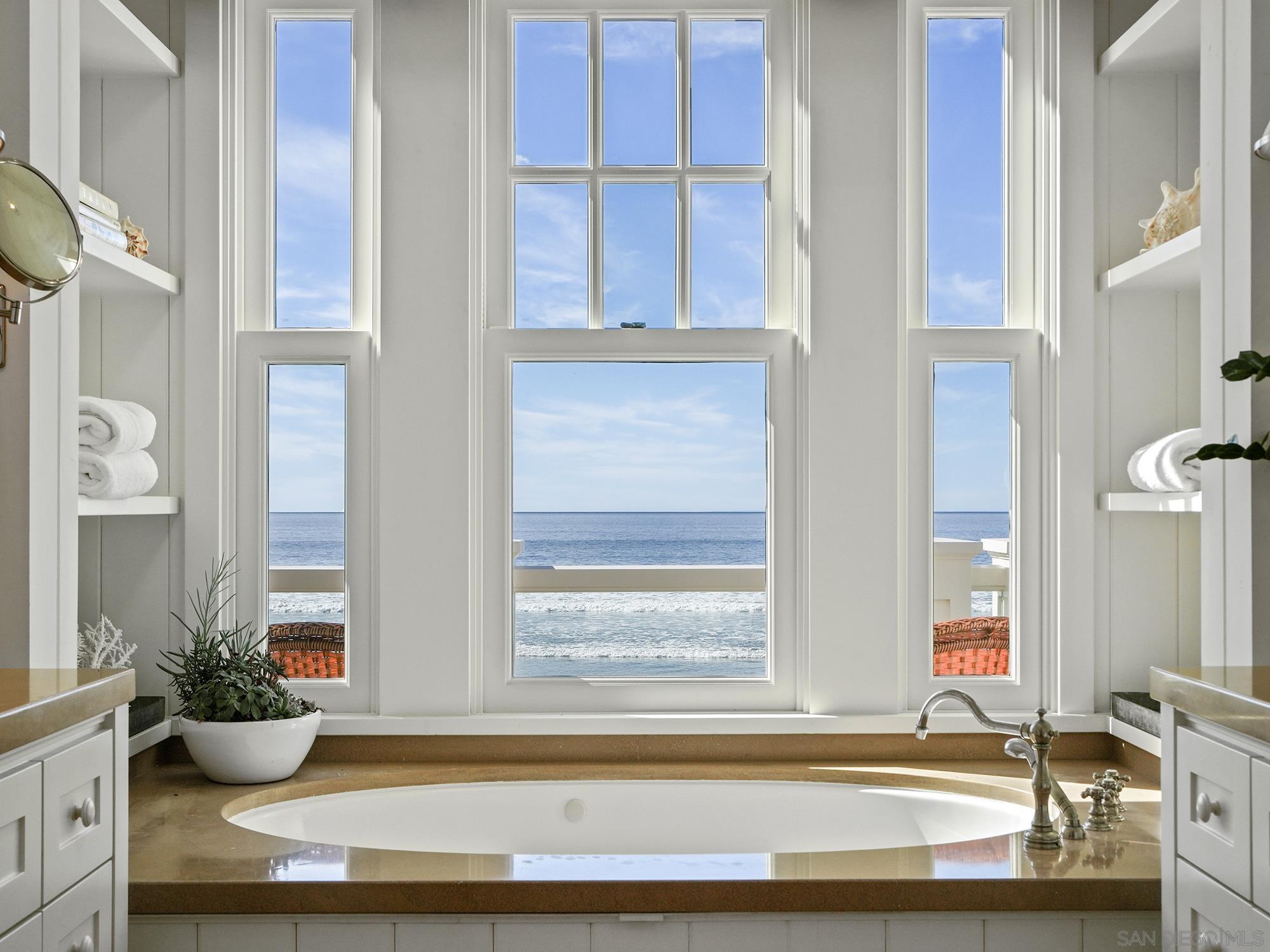 Detail Gallery Image 10 of 28 For 2720  Ocean Front, Del Mar,  CA 92014 - 7 Beds | 7/2 Baths