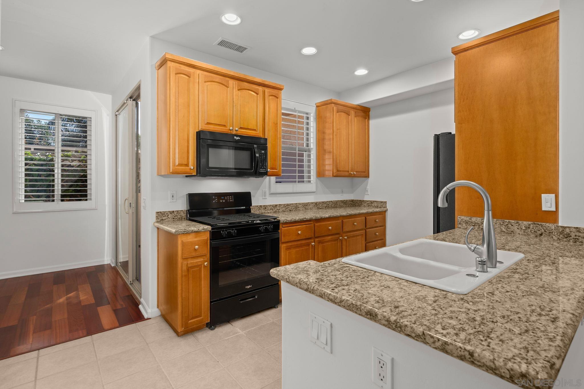 Detail Gallery Image 10 of 24 For 4069  Gresham St, San Diego,  CA 92109 - 2 Beds | 2/1 Baths