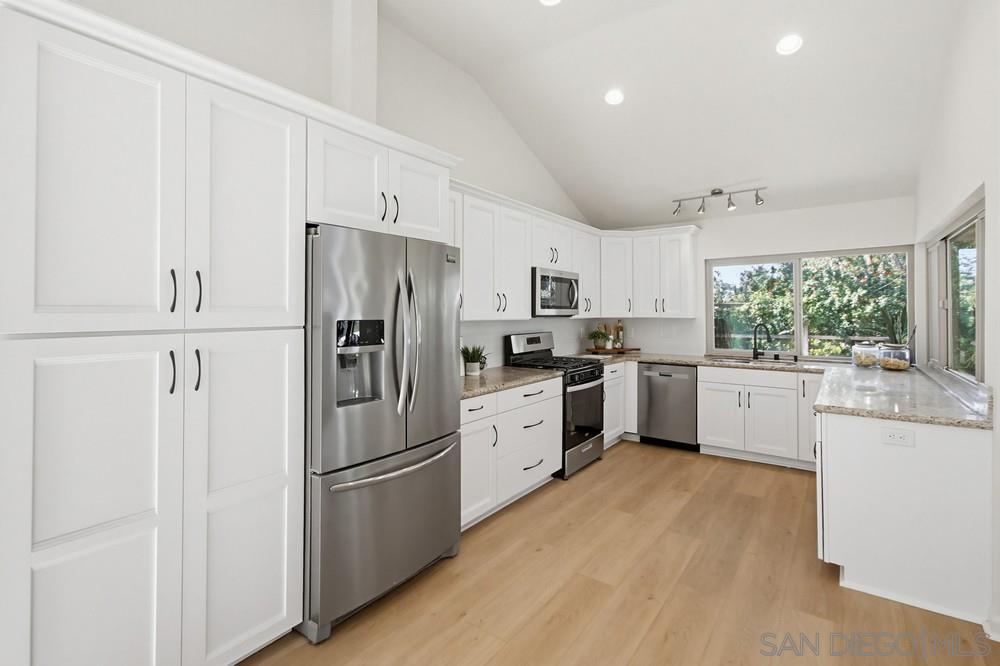 Detail Gallery Image 8 of 52 For 10260  Meadowview Dr, San Diego,  CA 92131 - 5 Beds | 2/1 Baths