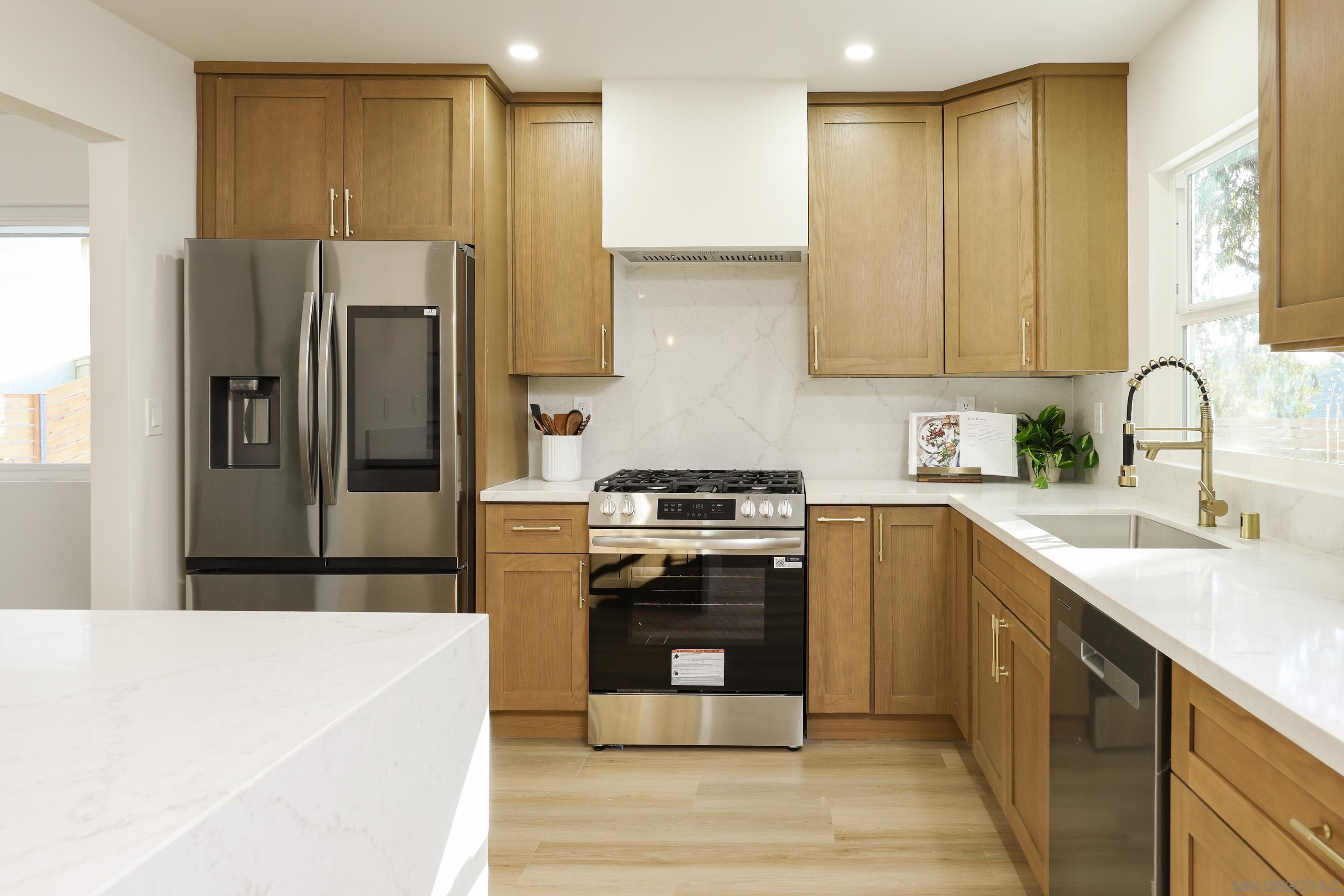 Detail Gallery Image 4 of 42 For 3619  Oxford St, Carlsbad,  CA 92010 - 3 Beds | 2 Baths