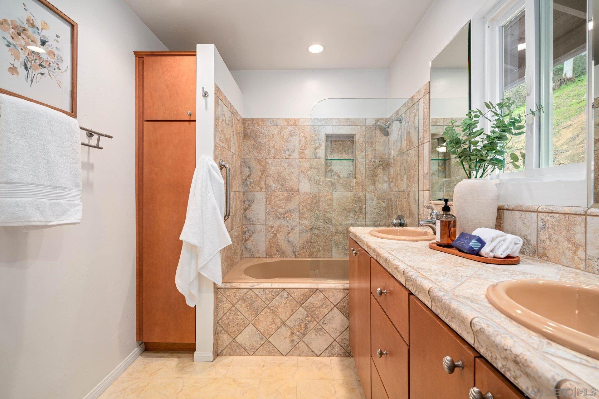 Detail Gallery Image 12 of 28 For 15770  Oak Valley Road, Ramona,  CA 92065 - 4 Beds | 2 Baths