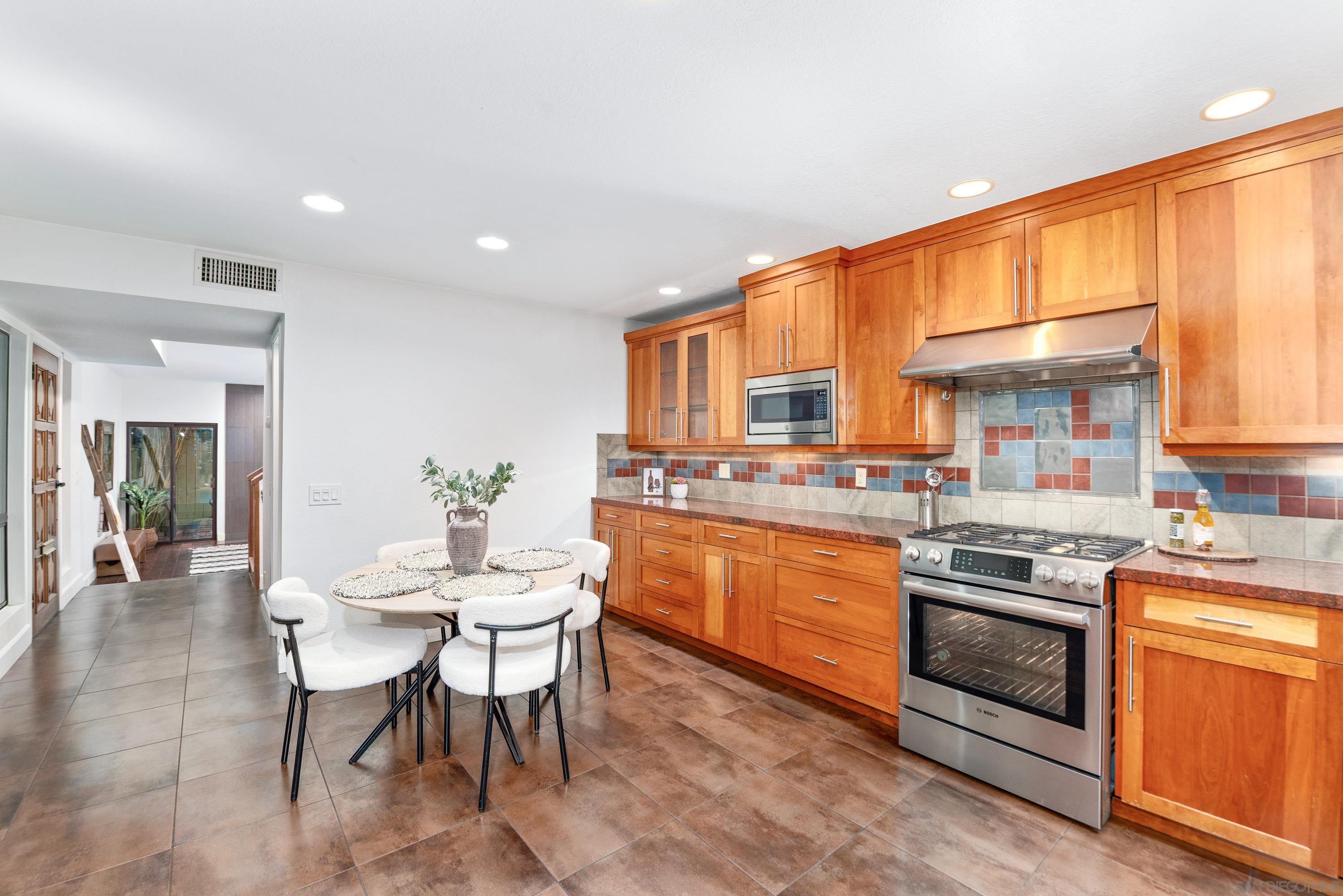 Detail Gallery Image 10 of 40 For 1027  Essex St  #B,  San Diego,  CA 92103 - 2 Beds | 2/1 Baths