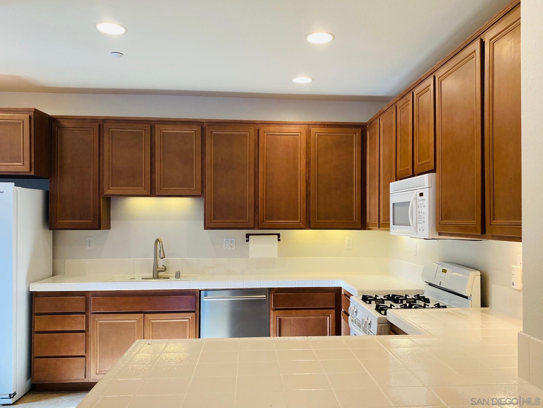 Detail Gallery Image 7 of 17 For 16915  Hutchins Lndg  #57,  San Diego,  CA 92127 - 3 Beds | 3/1 Baths