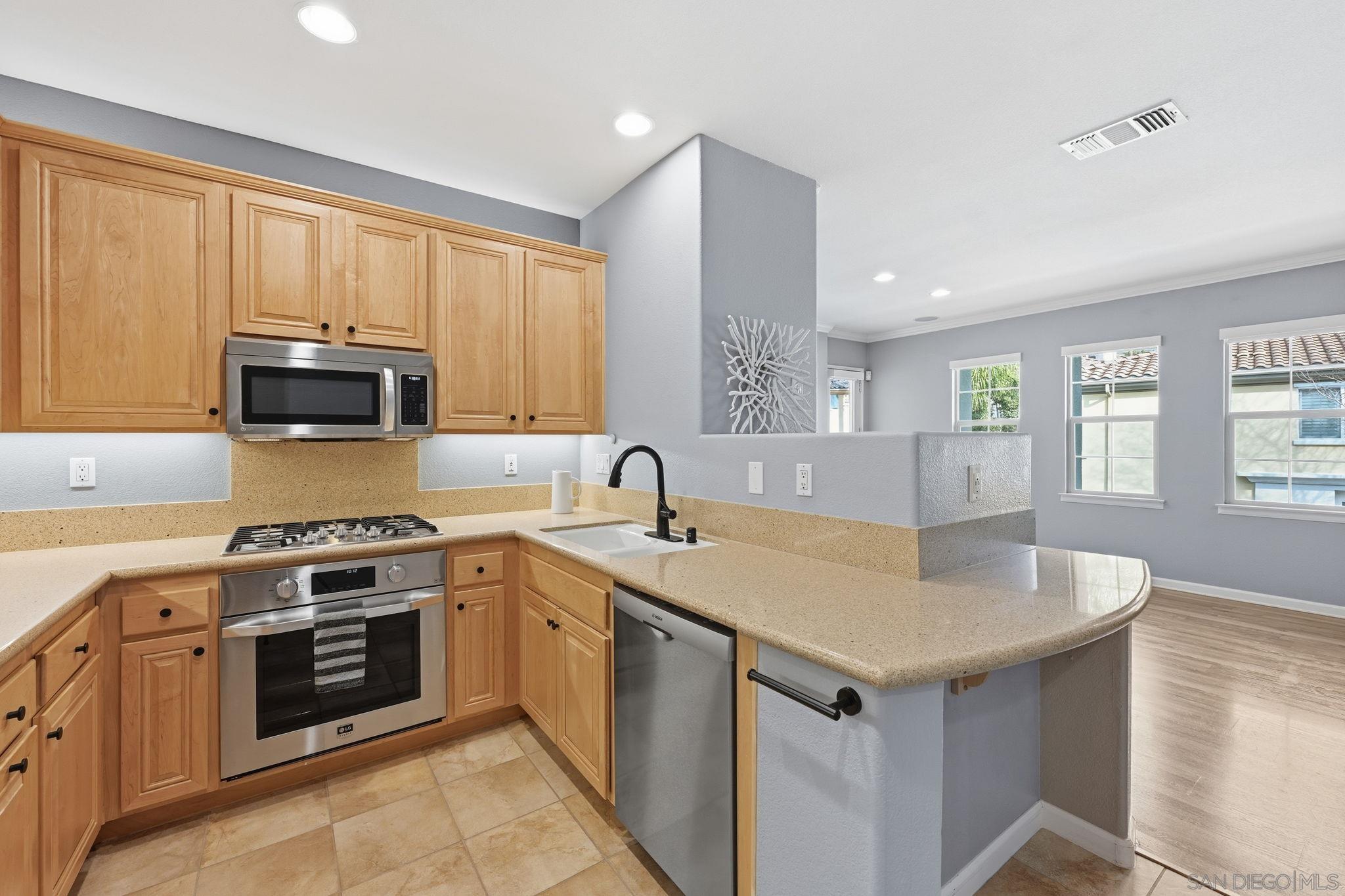 Detail Gallery Image 9 of 24 For 2670  Bellezza Dr, San Diego,  CA 92108 - 2 Beds | 2 Baths