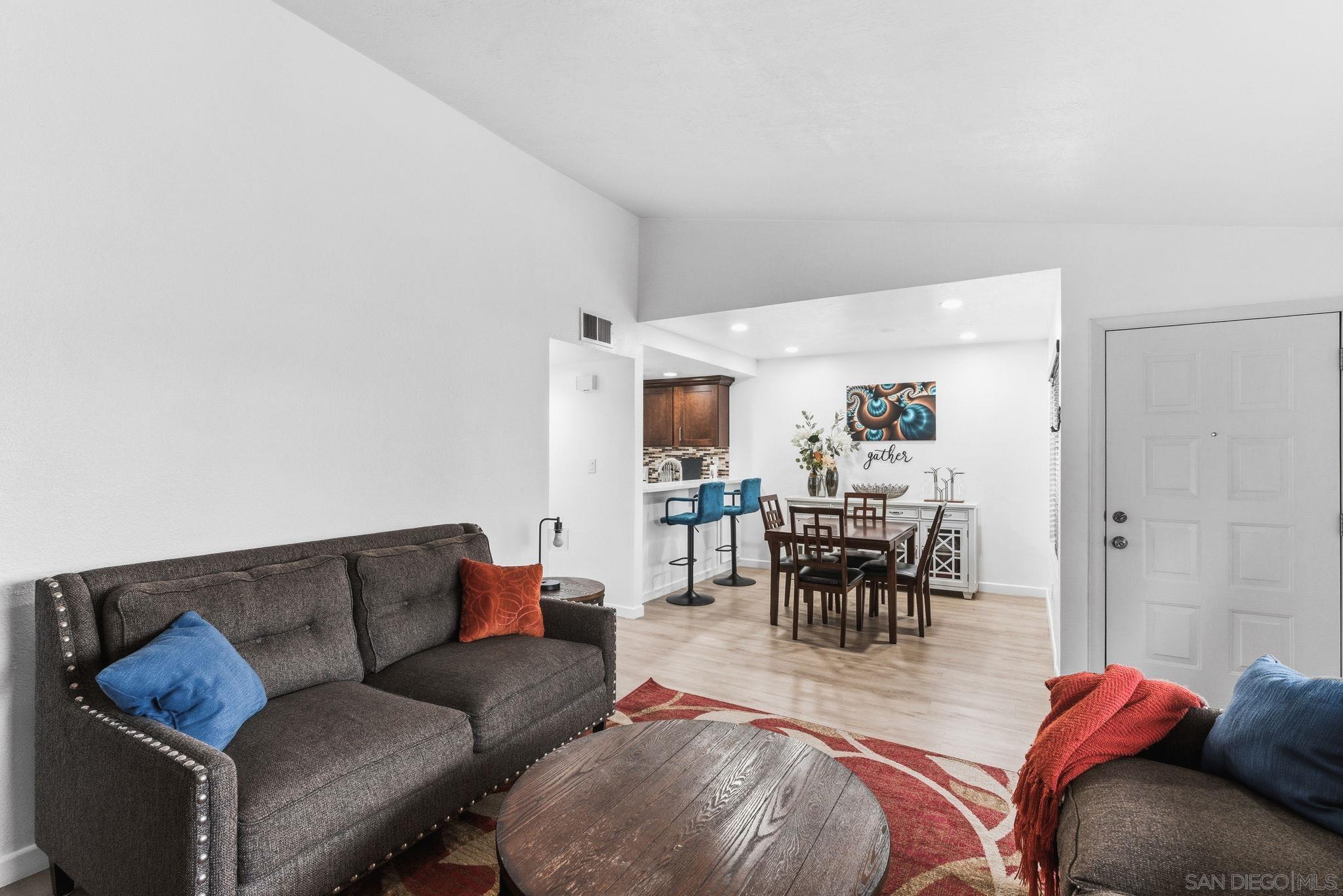 Detail Gallery Image 4 of 24 For 1685  Melrose Ave  #J,  Chula Vista,  CA 91911 - 3 Beds | 2 Baths