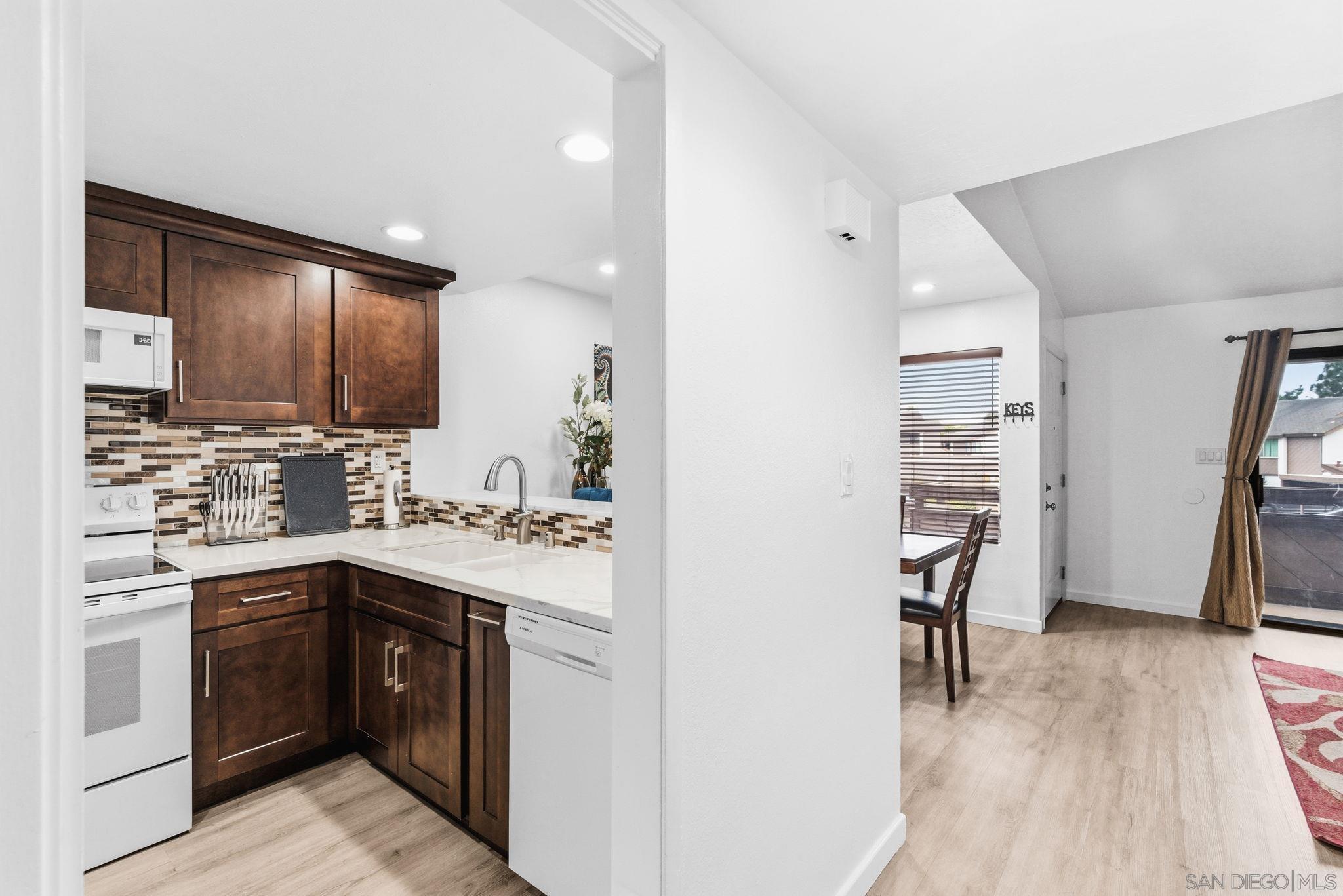 Detail Gallery Image 7 of 24 For 1685  Melrose Ave  #J,  Chula Vista,  CA 91911 - 3 Beds | 2 Baths