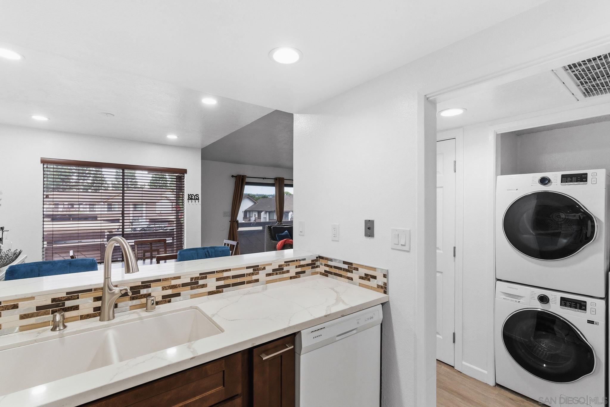 Detail Gallery Image 9 of 24 For 1685  Melrose Ave  #J,  Chula Vista,  CA 91911 - 3 Beds | 2 Baths