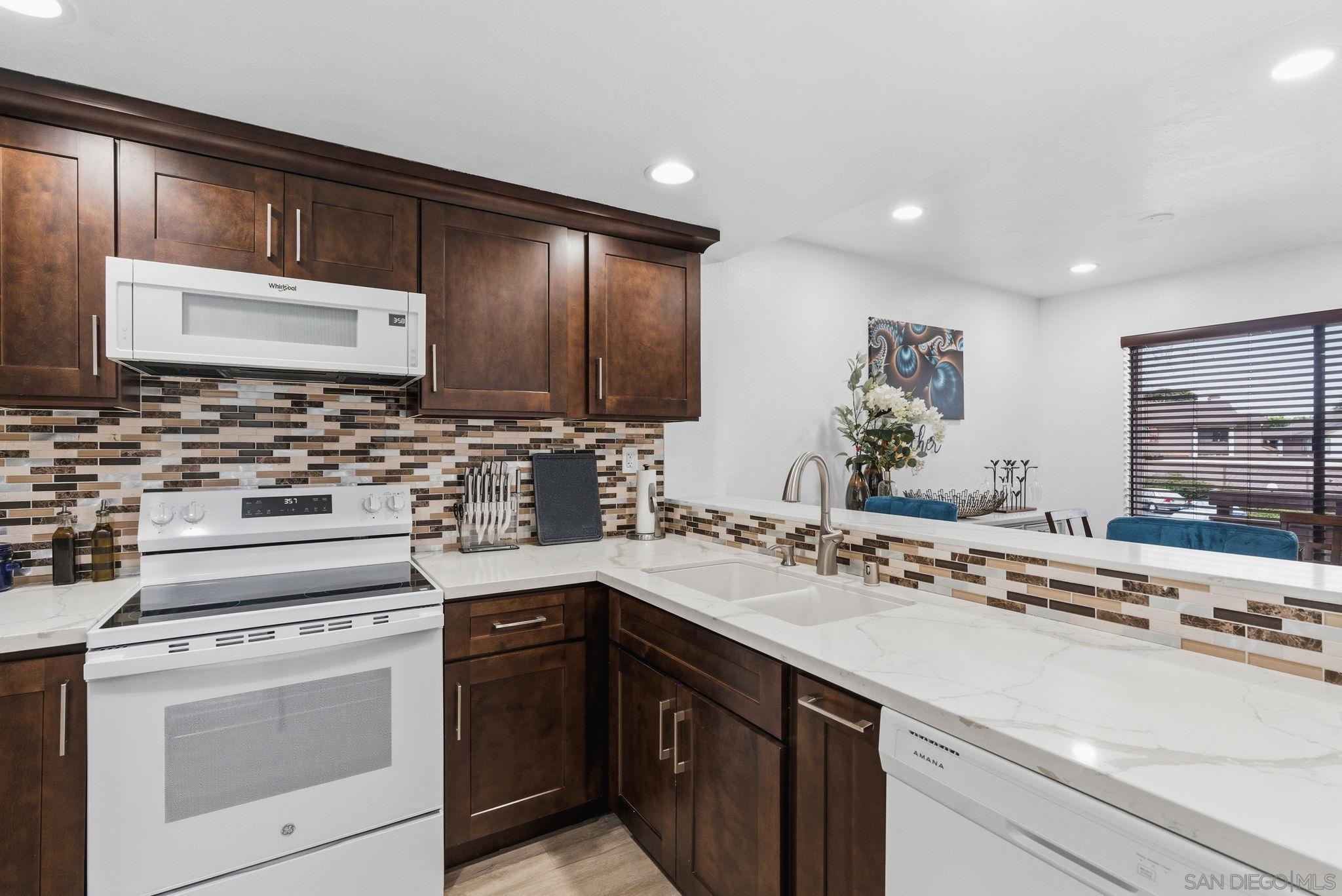 Detail Gallery Image 10 of 24 For 1685  Melrose Ave  #J,  Chula Vista,  CA 91911 - 3 Beds | 2 Baths