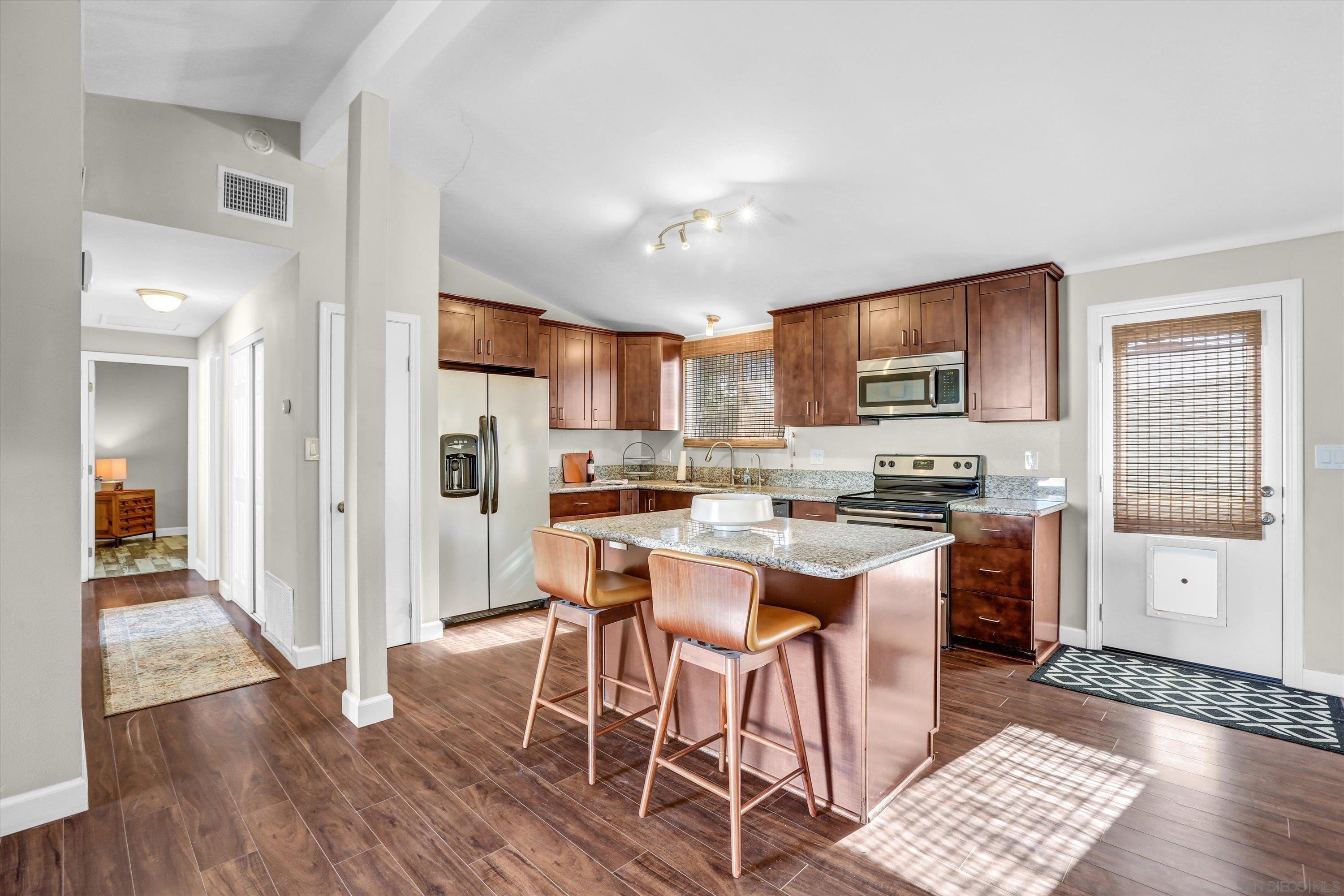 Detail Gallery Image 9 of 34 For 3280  Towser St, San Diego,  CA 92123 - 3 Beds | 2 Baths